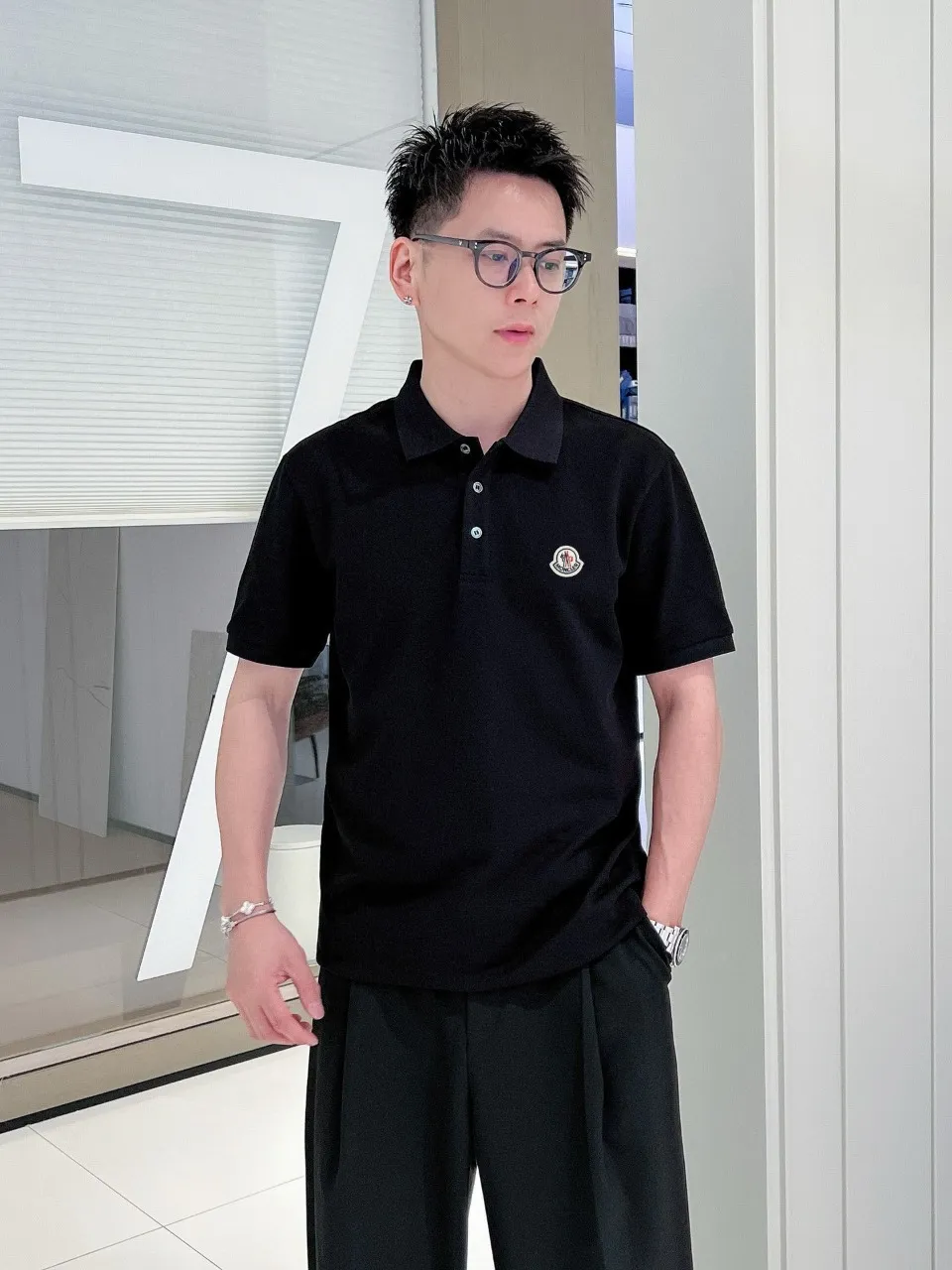P180 Moncler new summer logo men's lapel polo shirt! Classic business men's style, the ceiling-level business men's style of high-end men's clothing! Simple and fashionable yet elegant, it looks great when worn alone, and the quality/details control can be taken away with your eyes closed. It is low-key, luxurious and connotative! Color: Black White Size: M-3XL