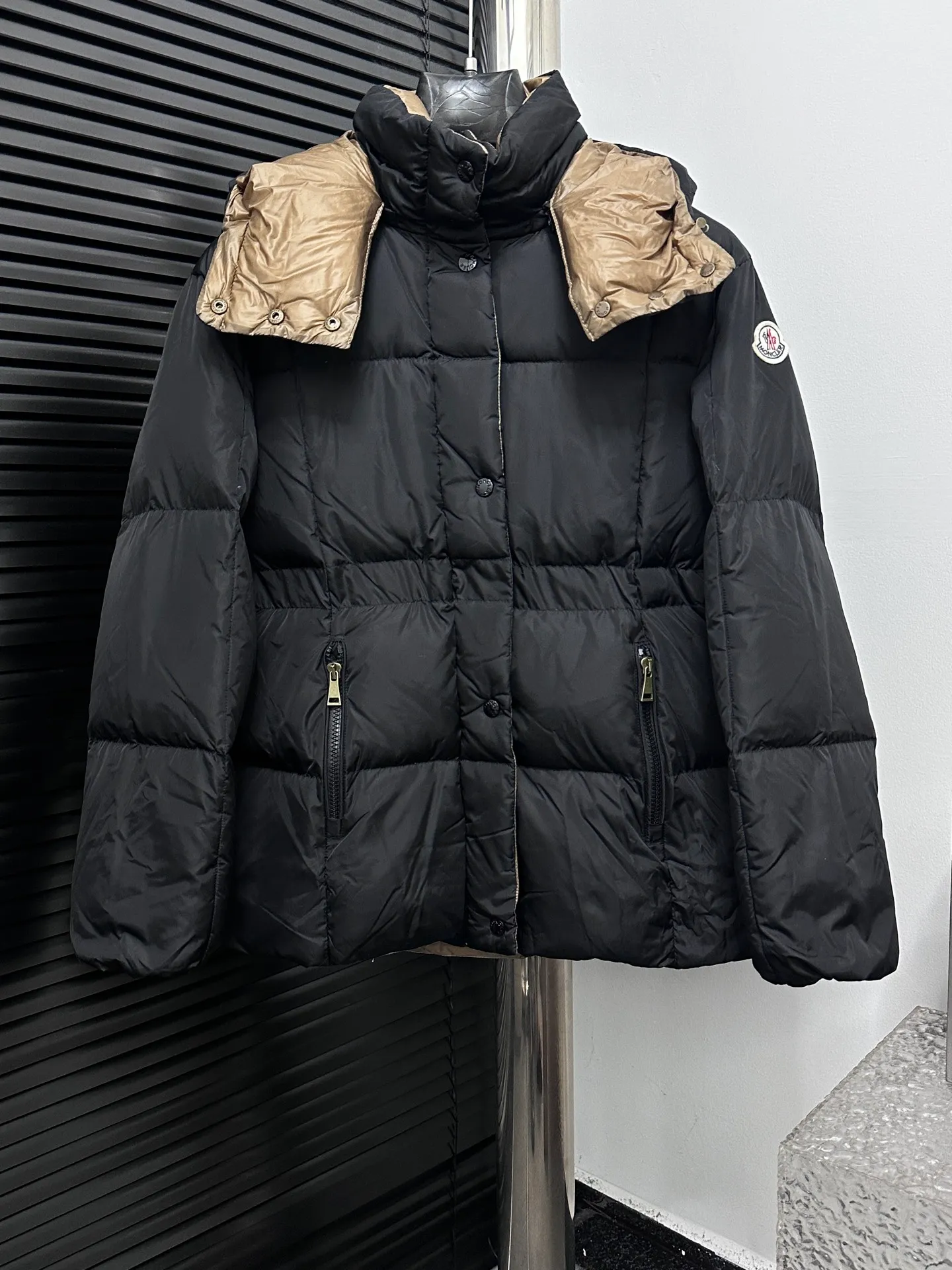 P920 [Moncler] New product Agneux waist-cinching black gold hooded short women's model Agneux down combines protective fabrics and exquisite textures. Short fit in functional nylon with a glossy satin finish. Paired with a nipped-in waist design, it outlines a feminine silhouette. Code number: 0 1 2 3