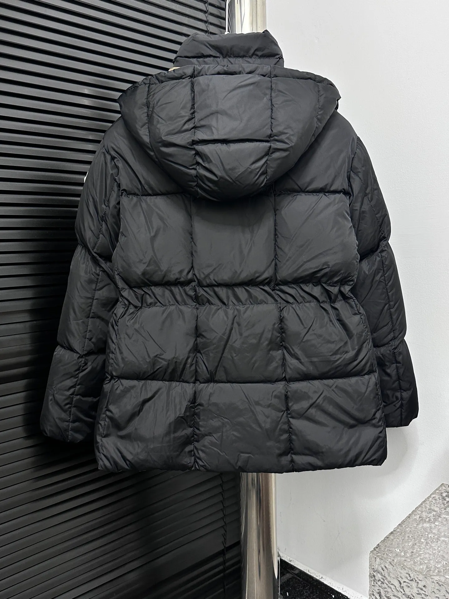 P920 [Moncler] New product Agneux waist-cinching black gold hooded short women's model Agneux down combines protective fabrics and exquisite textures. Short fit in functional nylon with a glossy satin finish. Paired with a nipped-in waist design, it outlines a feminine silhouette. Code number: 0 1 2 3