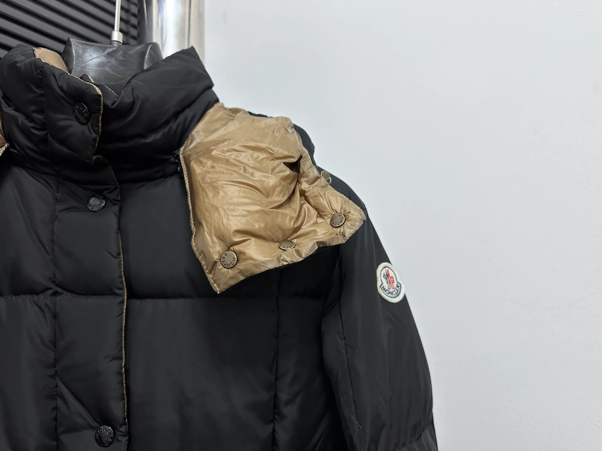 P920 [Moncler] New product Agneux waist-cinching black gold hooded short women's model Agneux down combines protective fabrics and exquisite textures. Short fit in functional nylon with a glossy satin finish. Paired with a nipped-in waist design, it outlines a feminine silhouette. Code number: 0 1 2 3