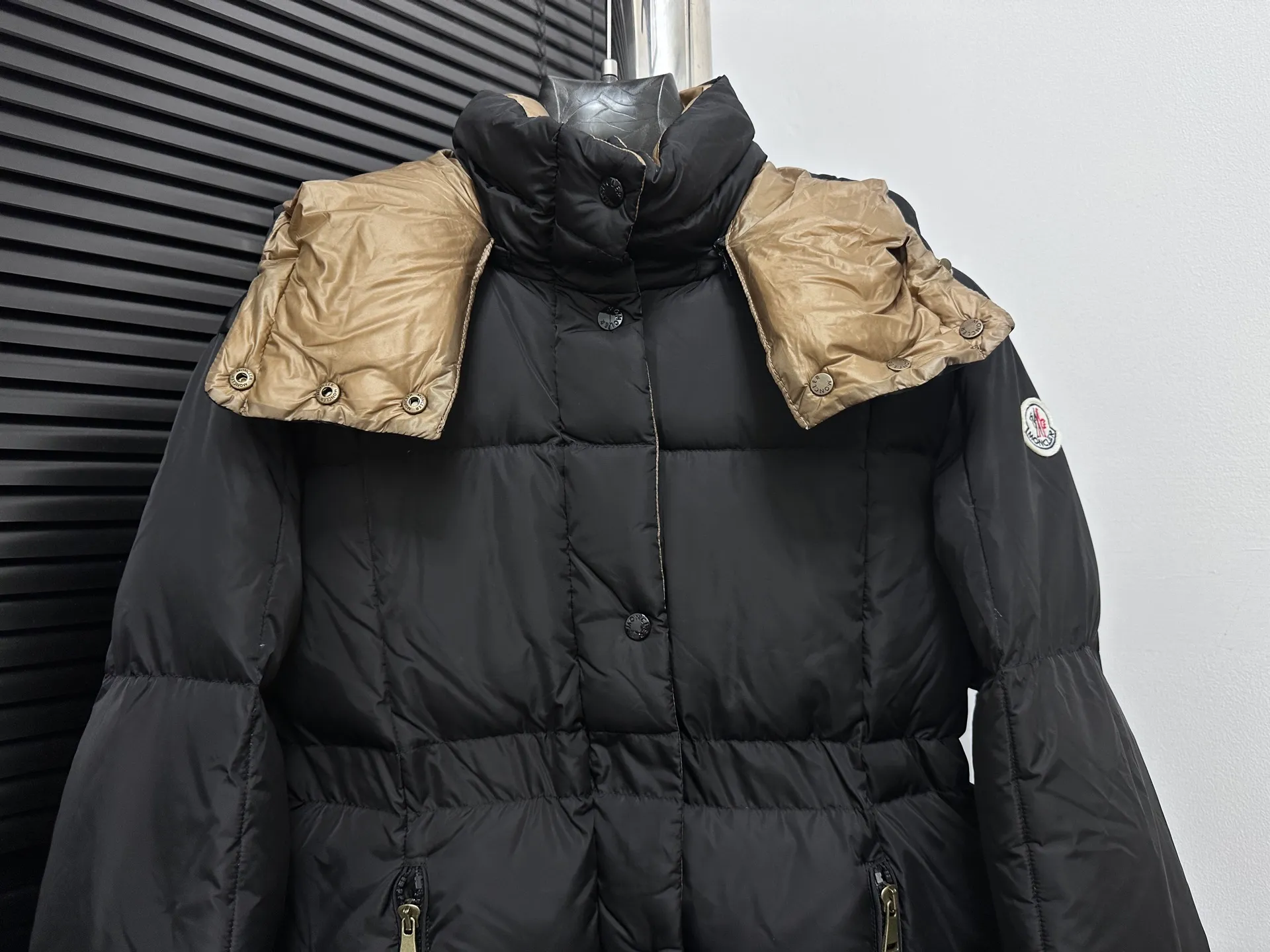 P920 [Moncler] New product Agneux waist-cinching black gold hooded short women's model Agneux down combines protective fabrics and exquisite textures. Short fit in functional nylon with a glossy satin finish. Paired with a nipped-in waist design, it outlines a feminine silhouette. Code number: 0 1 2 3