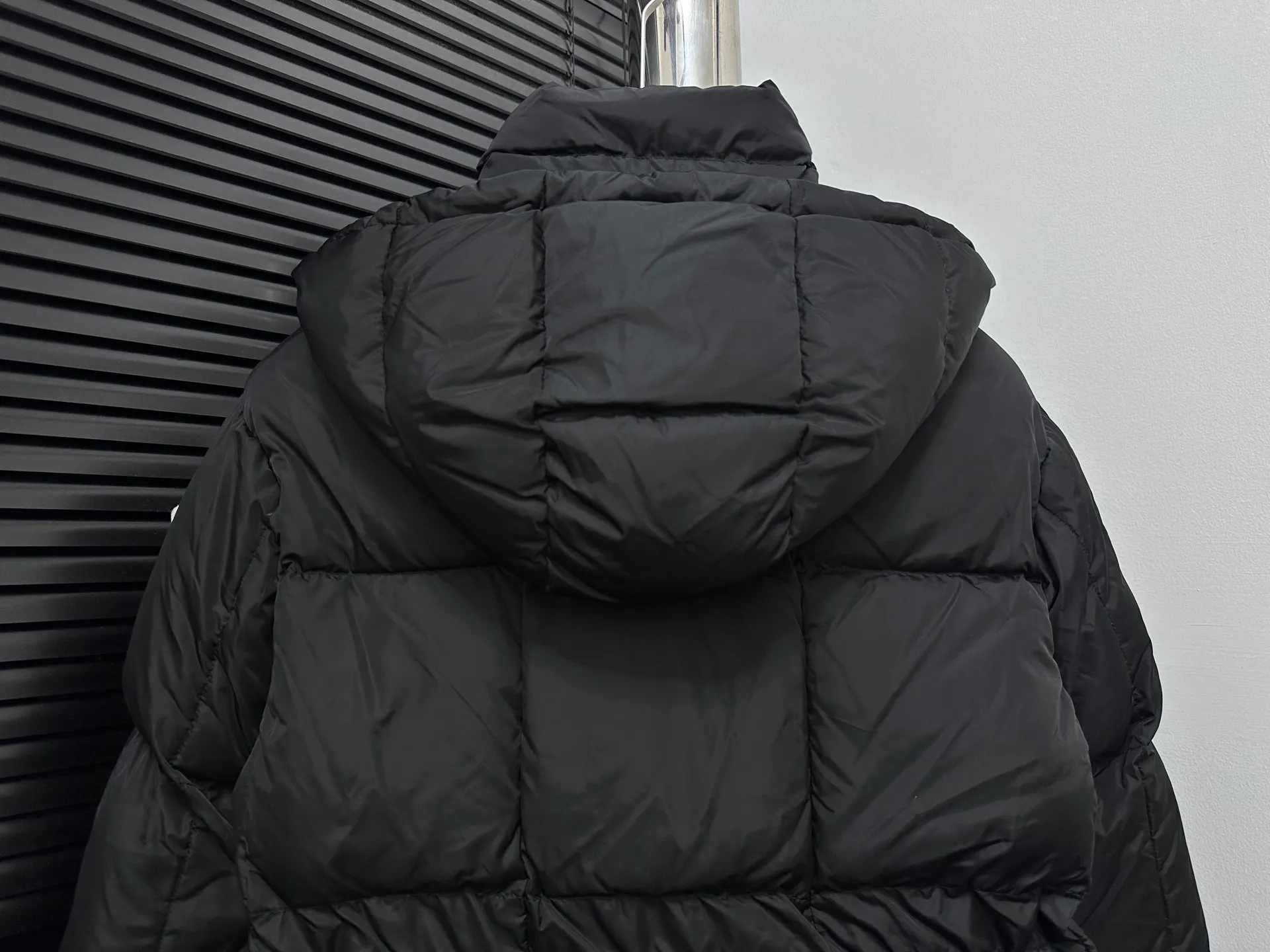 P920 [Moncler] New product Agneux waist-cinching black gold hooded short women's model Agneux down combines protective fabrics and exquisite textures. Short fit in functional nylon with a glossy satin finish. Paired with a nipped-in waist design, it outlines a feminine silhouette. Code number: 0 1 2 3