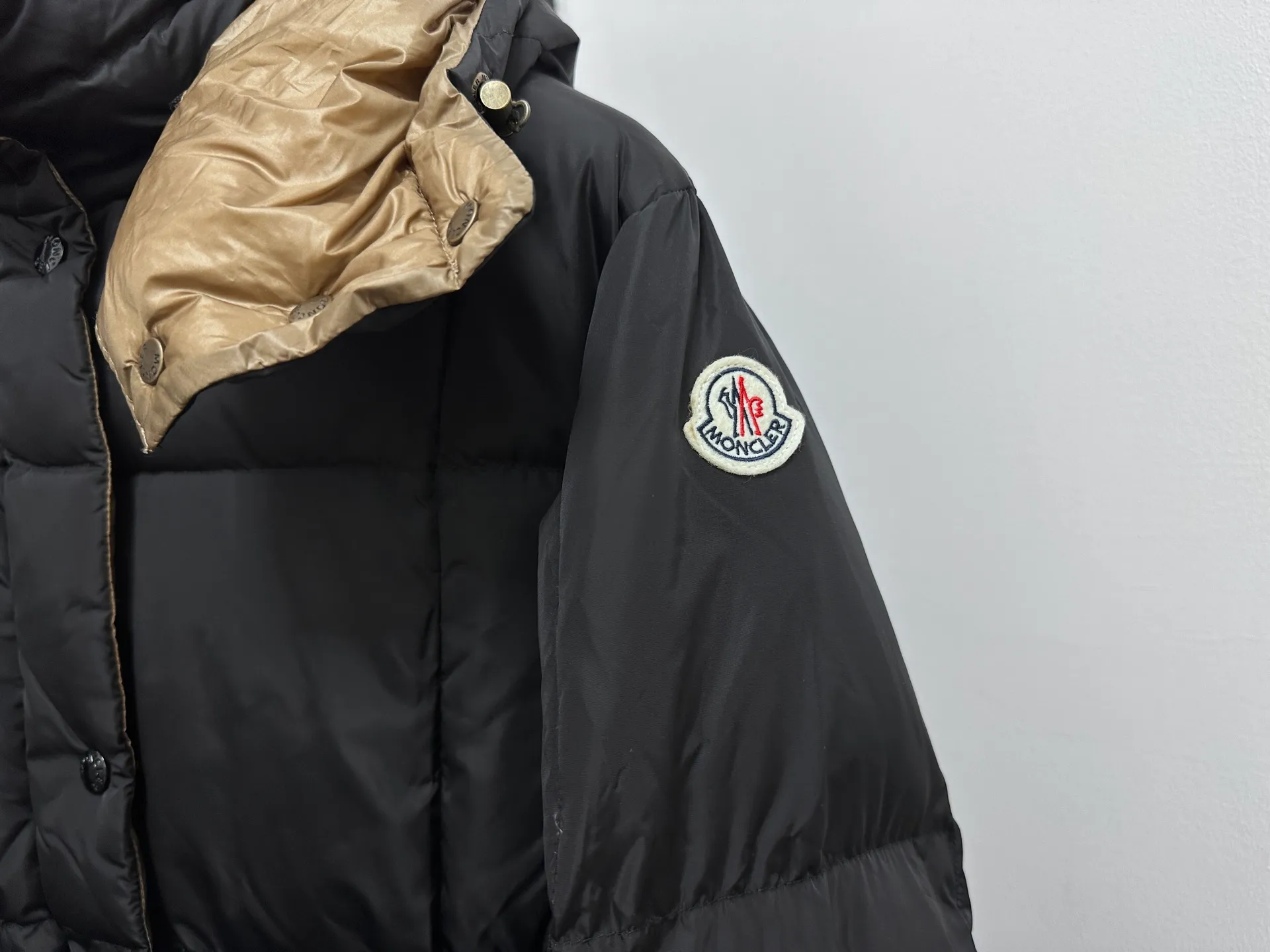 P920 [Moncler] New product Agneux waist-cinching black gold hooded short women's model Agneux down combines protective fabrics and exquisite textures. Short fit in functional nylon with a glossy satin finish. Paired with a nipped-in waist design, it outlines a feminine silhouette. Code number: 0 1 2 3