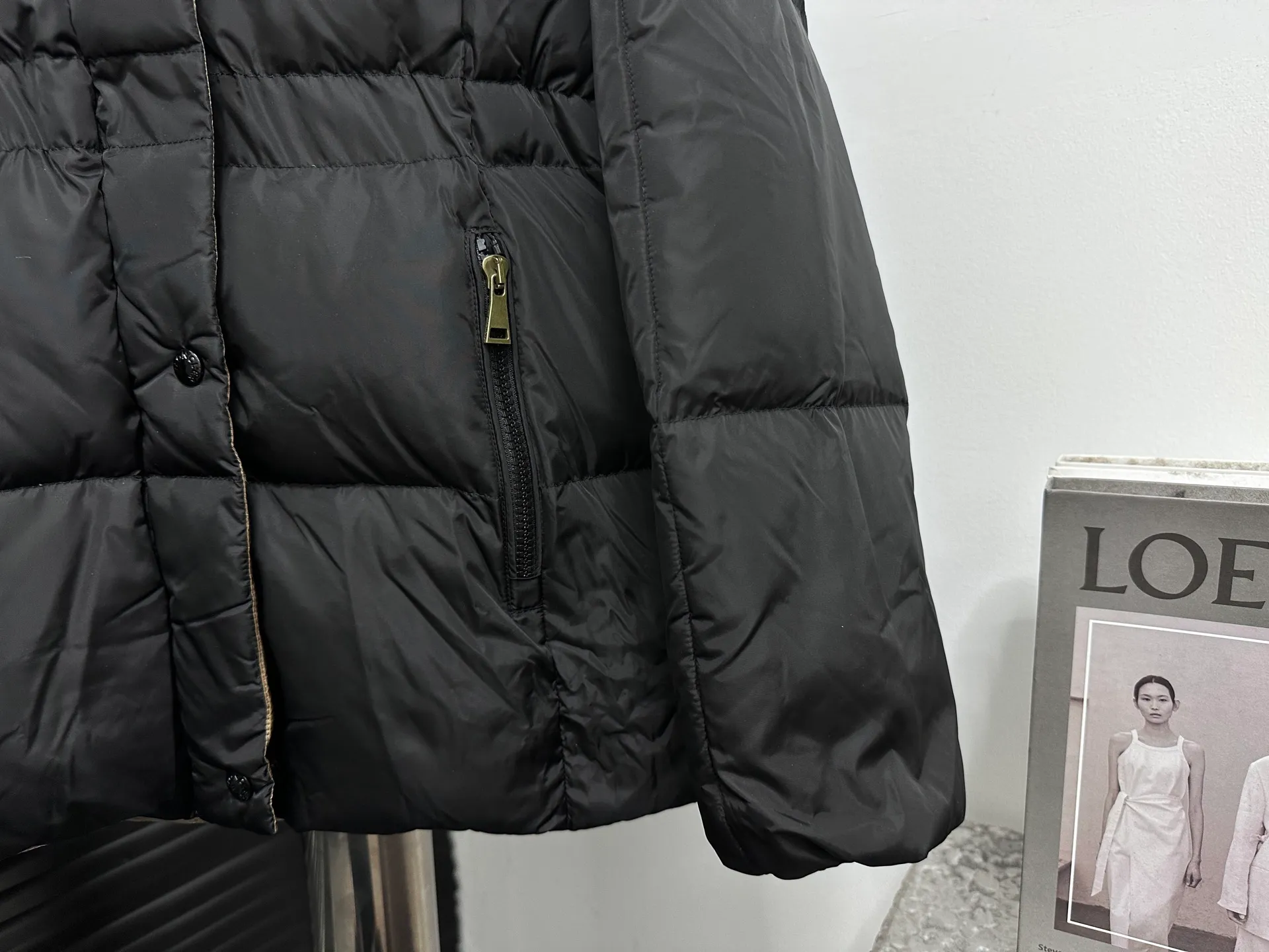 P920 [Moncler] New product Agneux waist-cinching black gold hooded short women's model Agneux down combines protective fabrics and exquisite textures. Short fit in functional nylon with a glossy satin finish. Paired with a nipped-in waist design, it outlines a feminine silhouette. Code number: 0 1 2 3