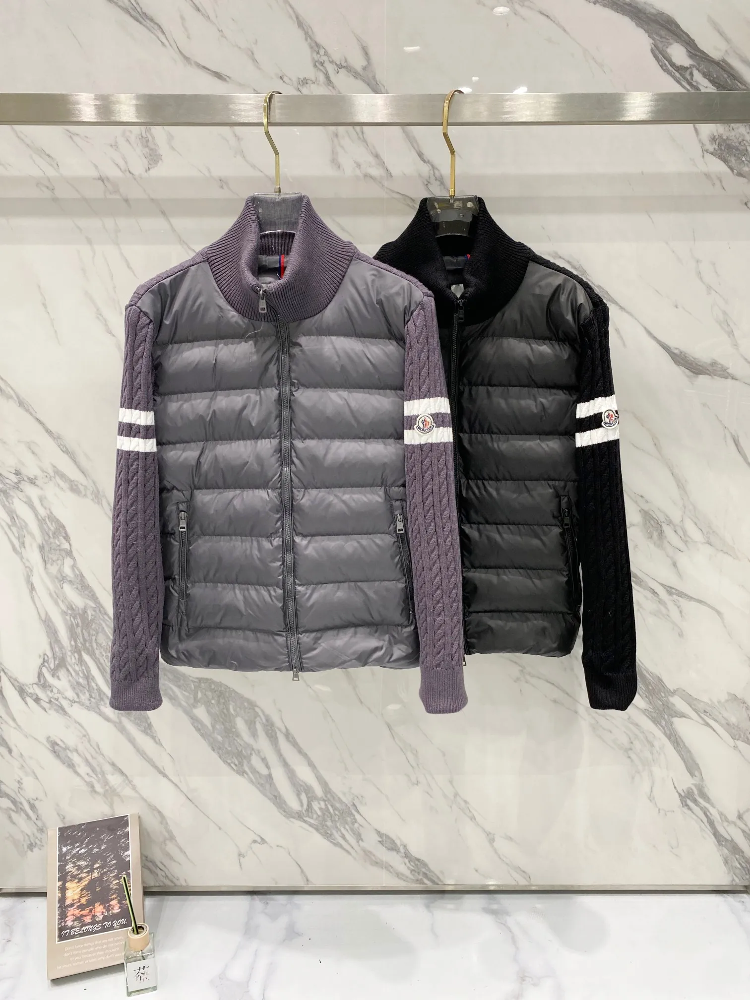 P640 Moncler Moncler new winter stand-up collar wool knitted splicing down jacket, fully lined, windproof and warm, official website synchronization, same style for men and women, made of 90 white duck down, the upper body of the whole dress is light, comfortable, simple, luxurious, exquisite and versatile, a high-end luxury down jacket item, a style with outstanding temperament, made in classic college style The knitted part is 37 wool spliced, and the soft and elegant knitted sleeve splicing design adds to the unique luxury retro style. The classic LOGO craftsmanship on the sleeves perfectly highlights the brand performance and recognition of this style. Stand-up collar design Fitted straight version, zipper closure, M knitted spliced down jacket front width 90 velvet filling, splicing is made of wool, sleeves are decorated with patch badges, stand-up collar zipper closure, double side pocket design is practical and convenient❗️ The overall shape configuration is also biased toward slimming to create an upper body that can better modify the lines and beauty of the body shape. The hands and feet naturally have a sense of high-end accent. The sleeves are made of knitted material, which has both comfort and style, elegance and nobility. The stitching uses the first line and then separated velvet filling technology. The craftsmanship is very sophisticated and there is no velvet running! The four-layer inner liner further reduces the possibility of velvet lining on the inside! It truly locks the down and the temperature! High-quality down! European standard 90 down standard! There is no choice in fill power, down filling, and feel! You can hardly feel the lint, let alone worry about velvet problem. Produced by a large factory, with original hardware and accessories, and fine workmanship! The men's and women's same-style patchwork knitted quilted down stand-collar jacket is on sale simultaneously on the official website!  Color: Black Gray Size: S-2XL