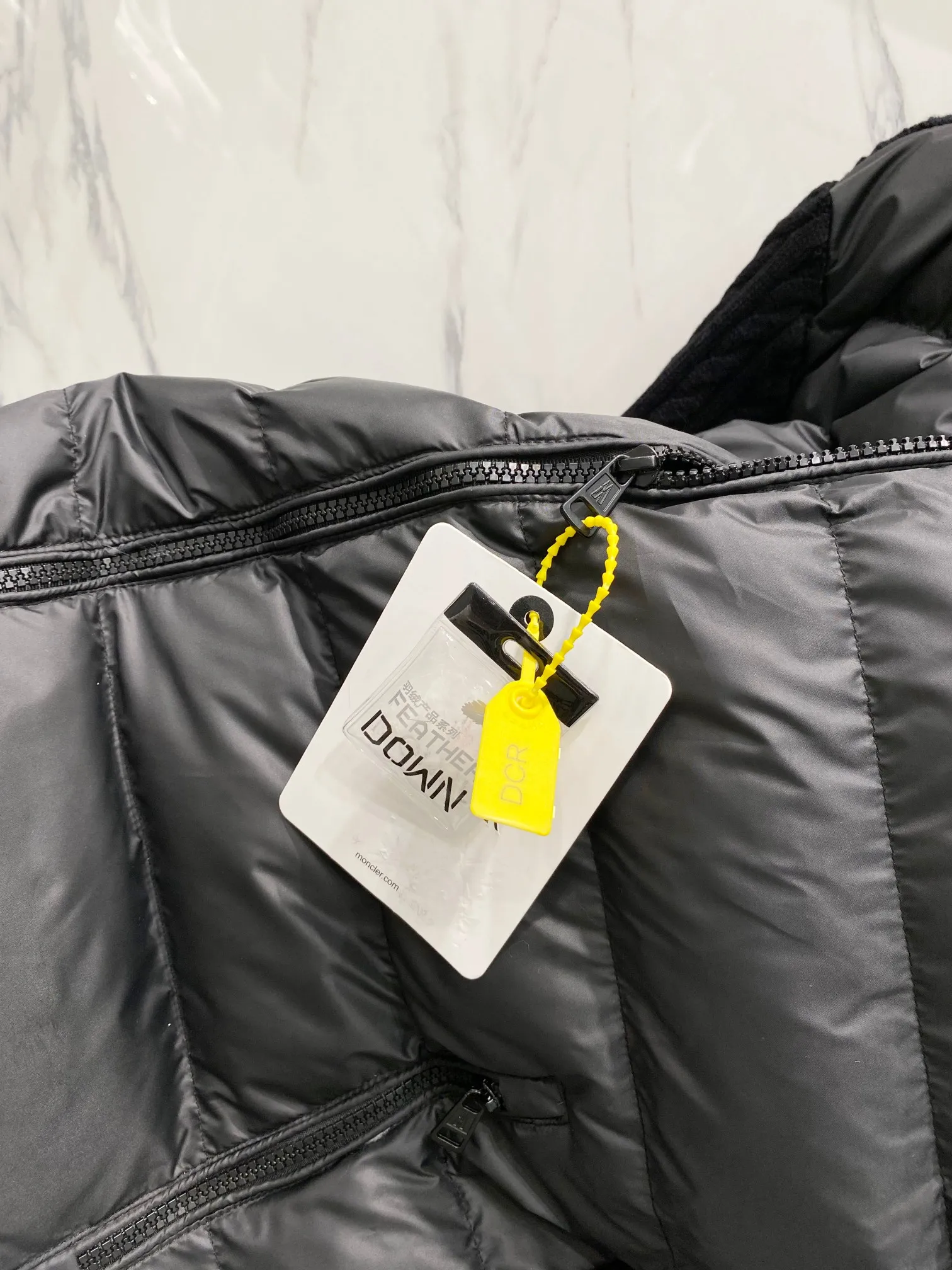 P640 Moncler Moncler new winter stand-up collar wool knitted splicing down jacket, fully lined, windproof and warm, official website synchronization, same style for men and women, made of 90 white duck down, the upper body of the whole dress is light, comfortable, simple, luxurious, exquisite and versatile, a high-end luxury down jacket item, a style with outstanding temperament, made in classic college style The knitted part is 37 wool spliced, and the soft and elegant knitted sleeve splicing design adds to the unique luxury retro style. The classic LOGO craftsmanship on the sleeves perfectly highlights the brand performance and recognition of this style. Stand-up collar design Fitted straight version, zipper closure, M knitted spliced down jacket front width 90 velvet filling, splicing is made of wool, sleeves are decorated with patch badges, stand-up collar zipper closure, double side pocket design is practical and convenient❗️ The overall shape configuration is also biased toward slimming to create an upper body that can better modify the lines and beauty of the body shape. The hands and feet naturally have a sense of high-end accent. The sleeves are made of knitted material, which has both comfort and style, elegance and nobility. The stitching uses the first line and then separated velvet filling technology. The craftsmanship is very sophisticated and there is no velvet running! The four-layer inner liner further reduces the possibility of velvet lining on the inside! It truly locks the down and the temperature! High-quality down! European standard 90 down standard! There is no choice in fill power, down filling, and feel! You can hardly feel the lint, let alone worry about velvet problem. Produced by a large factory, with original hardware and accessories, and fine workmanship! The men's and women's same-style patchwork knitted quilted down stand-collar jacket is on sale simultaneously on the official website!  Color: Black Gray Size: S-2XL
