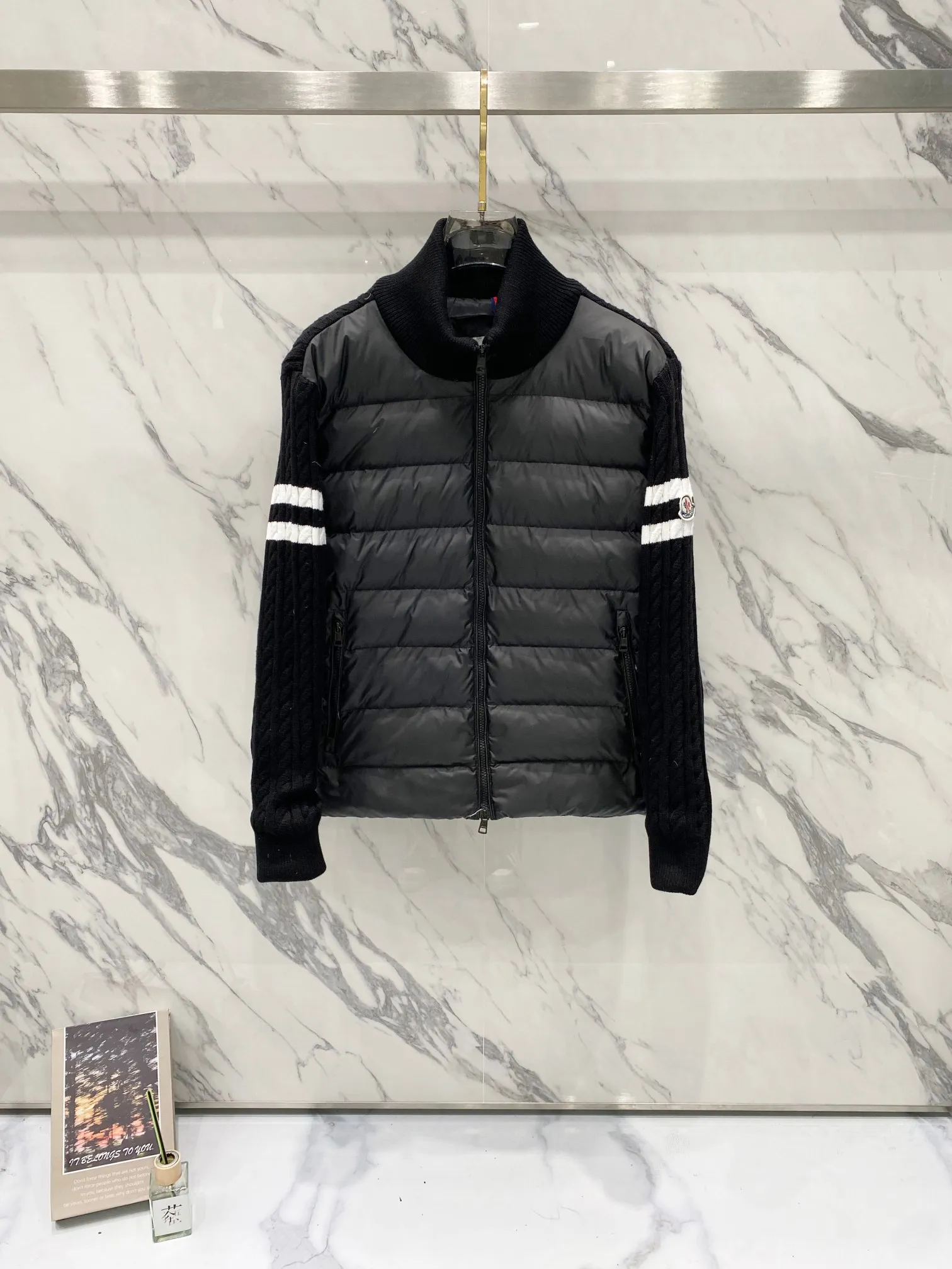 P640 Moncler Moncler new winter stand-up collar wool knitted splicing down jacket, fully lined, windproof and warm, official website synchronization, same style for men and women, made of 90 white duck down, the upper body of the whole dress is light, comfortable, simple, luxurious, exquisite and versatile, a high-end luxury down jacket item, a style with outstanding temperament, made in classic college style The knitted part is 37 wool spliced, and the soft and elegant knitted sleeve splicing design adds to the unique luxury retro style. The classic LOGO craftsmanship on the sleeves perfectly highlights the brand performance and recognition of this style. Stand-up collar design Fitted straight version, zipper closure, M knitted spliced down jacket front width 90 velvet filling, splicing is made of wool, sleeves are decorated with patch badges, stand-up collar zipper closure, double side pocket design is practical and convenient❗️ The overall shape configuration is also biased toward slimming to create an upper body that can better modify the lines and beauty of the body shape. The hands and feet naturally have a sense of high-end accent. The sleeves are made of knitted material, which has both comfort and style, elegance and nobility. The stitching uses the first line and then separated velvet filling technology. The craftsmanship is very sophisticated and there is no velvet running! The four-layer inner liner further reduces the possibility of velvet lining on the inside! It truly locks the down and the temperature! High-quality down! European standard 90 down standard! There is no choice in fill power, down filling, and feel! You can hardly feel the lint, let alone worry about velvet problem. Produced by a large factory, with original hardware and accessories, and fine workmanship! The men's and women's same-style patchwork knitted quilted down stand-collar jacket is on sale simultaneously on the official website!  Color: Black Gray Size: S-2XL
