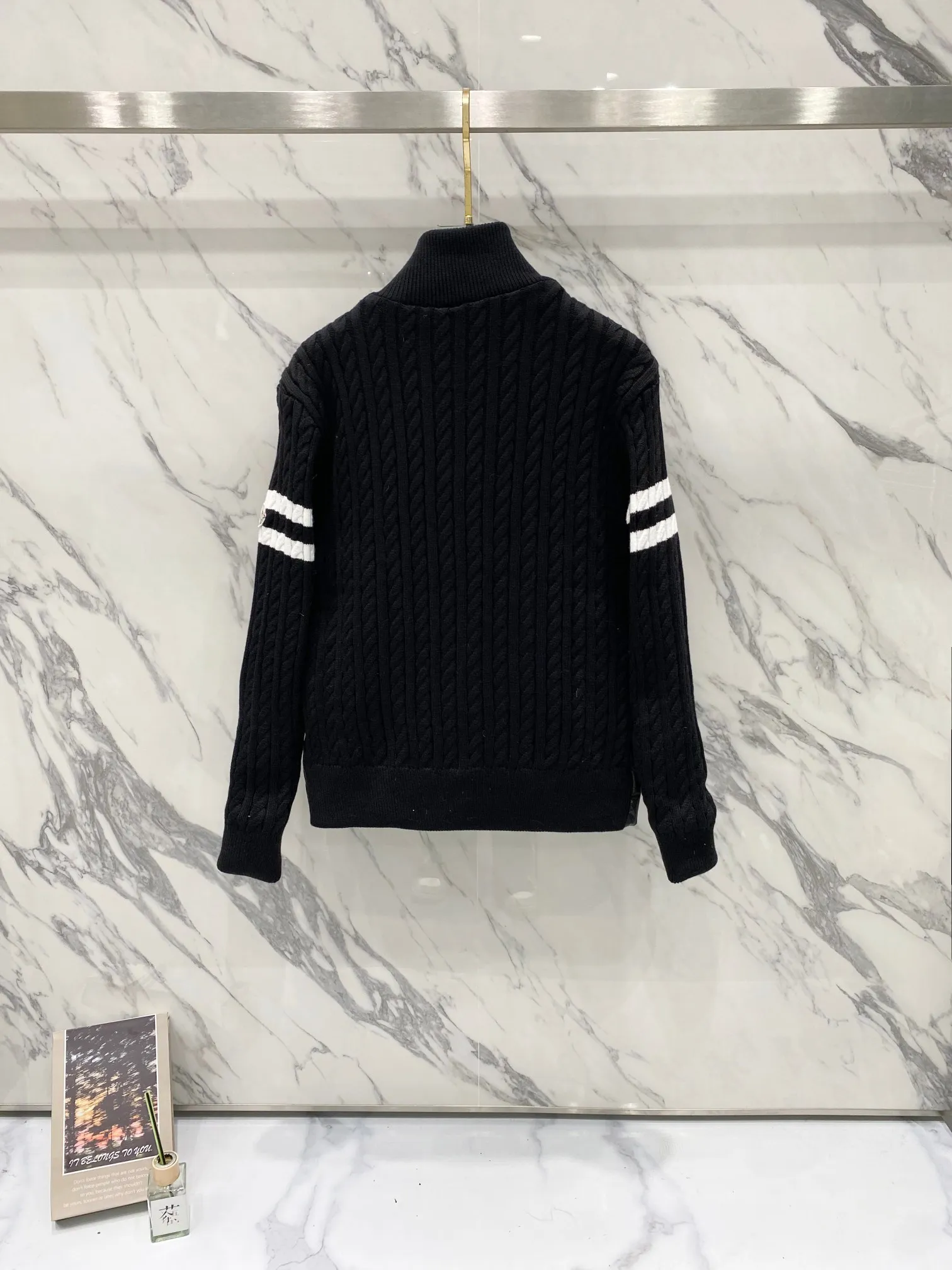 P640 Moncler Moncler new winter stand-up collar wool knitted splicing down jacket, fully lined, windproof and warm, official website synchronization, same style for men and women, made of 90 white duck down, the upper body of the whole dress is light, comfortable, simple, luxurious, exquisite and versatile, a high-end luxury down jacket item, a style with outstanding temperament, made in classic college style The knitted part is 37 wool spliced, and the soft and elegant knitted sleeve splicing design adds to the unique luxury retro style. The classic LOGO craftsmanship on the sleeves perfectly highlights the brand performance and recognition of this style. Stand-up collar design Fitted straight version, zipper closure, M knitted spliced down jacket front width 90 velvet filling, splicing is made of wool, sleeves are decorated with patch badges, stand-up collar zipper closure, double side pocket design is practical and convenient❗️ The overall shape configuration is also biased toward slimming to create an upper body that can better modify the lines and beauty of the body shape. The hands and feet naturally have a sense of high-end accent. The sleeves are made of knitted material, which has both comfort and style, elegance and nobility. The stitching uses the first line and then separated velvet filling technology. The craftsmanship is very sophisticated and there is no velvet running! The four-layer inner liner further reduces the possibility of velvet lining on the inside! It truly locks the down and the temperature! High-quality down! European standard 90 down standard! There is no choice in fill power, down filling, and feel! You can hardly feel the lint, let alone worry about velvet problem. Produced by a large factory, with original hardware and accessories, and fine workmanship! The men's and women's same-style patchwork knitted quilted down stand-collar jacket is on sale simultaneously on the official website!  Color: Black Gray Size: S-2XL