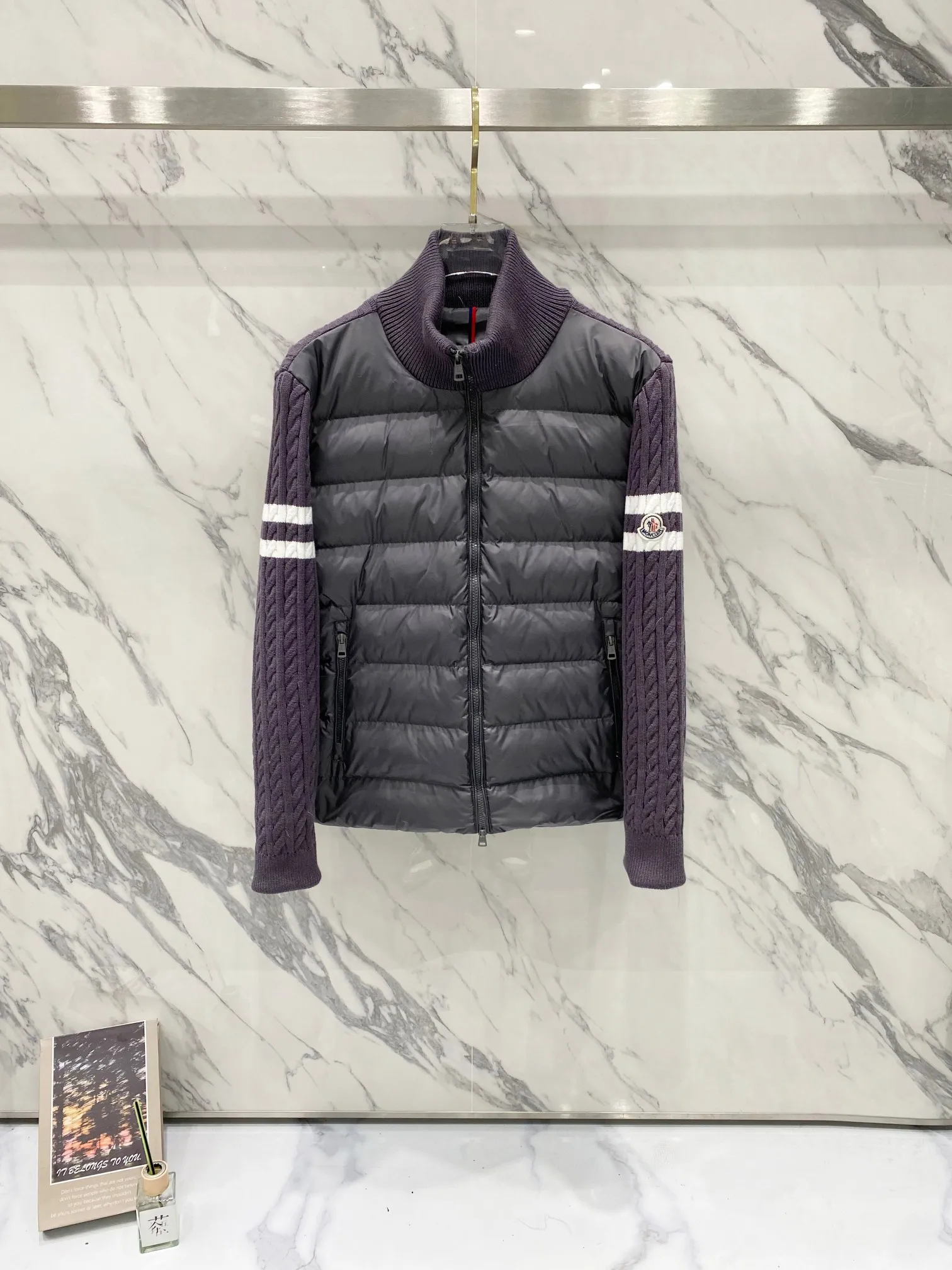P640 Moncler Moncler new winter stand-up collar wool knitted splicing down jacket, fully lined, windproof and warm, official website synchronization, same style for men and women, made of 90 white duck down, the upper body of the whole dress is light, comfortable, simple, luxurious, exquisite and versatile, a high-end luxury down jacket item, a style with outstanding temperament, made in classic college style The knitted part is 37 wool spliced, and the soft and elegant knitted sleeve splicing design adds to the unique luxury retro style. The classic LOGO craftsmanship on the sleeves perfectly highlights the brand performance and recognition of this style. Stand-up collar design Fitted straight version, zipper closure, M knitted spliced down jacket front width 90 velvet filling, splicing is made of wool, sleeves are decorated with patch badges, stand-up collar zipper closure, double side pocket design is practical and convenient❗️ The overall shape configuration is also biased toward slimming to create an upper body that can better modify the lines and beauty of the body shape. The hands and feet naturally have a sense of high-end accent. The sleeves are made of knitted material, which has both comfort and style, elegance and nobility. The stitching uses the first line and then separated velvet filling technology. The craftsmanship is very sophisticated and there is no velvet running! The four-layer inner liner further reduces the possibility of velvet lining on the inside! It truly locks the down and the temperature! High-quality down! European standard 90 down standard! There is no choice in fill power, down filling, and feel! You can hardly feel the lint, let alone worry about velvet problem. Produced by a large factory, with original hardware and accessories, and fine workmanship! The men's and women's same-style patchwork knitted quilted down stand-collar jacket is on sale simultaneously on the official website!  Color: Black Gray Size: S-2XL