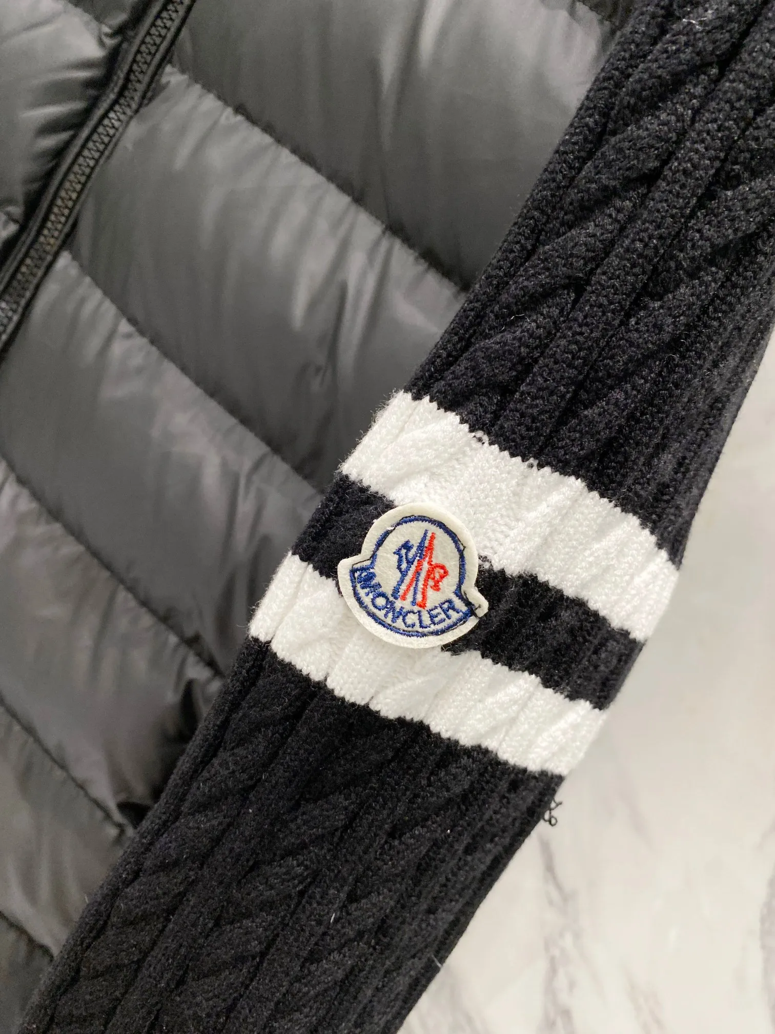 P640 Moncler Moncler new winter stand-up collar wool knitted splicing down jacket, fully lined, windproof and warm, official website synchronization, same style for men and women, made of 90 white duck down, the upper body of the whole dress is light, comfortable, simple, luxurious, exquisite and versatile, a high-end luxury down jacket item, a style with outstanding temperament, made in classic college style The knitted part is 37 wool spliced, and the soft and elegant knitted sleeve splicing design adds to the unique luxury retro style. The classic LOGO craftsmanship on the sleeves perfectly highlights the brand performance and recognition of this style. Stand-up collar design Fitted straight version, zipper closure, M knitted spliced down jacket front width 90 velvet filling, splicing is made of wool, sleeves are decorated with patch badges, stand-up collar zipper closure, double side pocket design is practical and convenient❗️ The overall shape configuration is also biased toward slimming to create an upper body that can better modify the lines and beauty of the body shape. The hands and feet naturally have a sense of high-end accent. The sleeves are made of knitted material, which has both comfort and style, elegance and nobility. The stitching uses the first line and then separated velvet filling technology. The craftsmanship is very sophisticated and there is no velvet running! The four-layer inner liner further reduces the possibility of velvet lining on the inside! It truly locks the down and the temperature! High-quality down! European standard 90 down standard! There is no choice in fill power, down filling, and feel! You can hardly feel the lint, let alone worry about velvet problem. Produced by a large factory, with original hardware and accessories, and fine workmanship! The men's and women's same-style patchwork knitted quilted down stand-collar jacket is on sale simultaneously on the official website!  Color: Black Gray Size: S-2XL