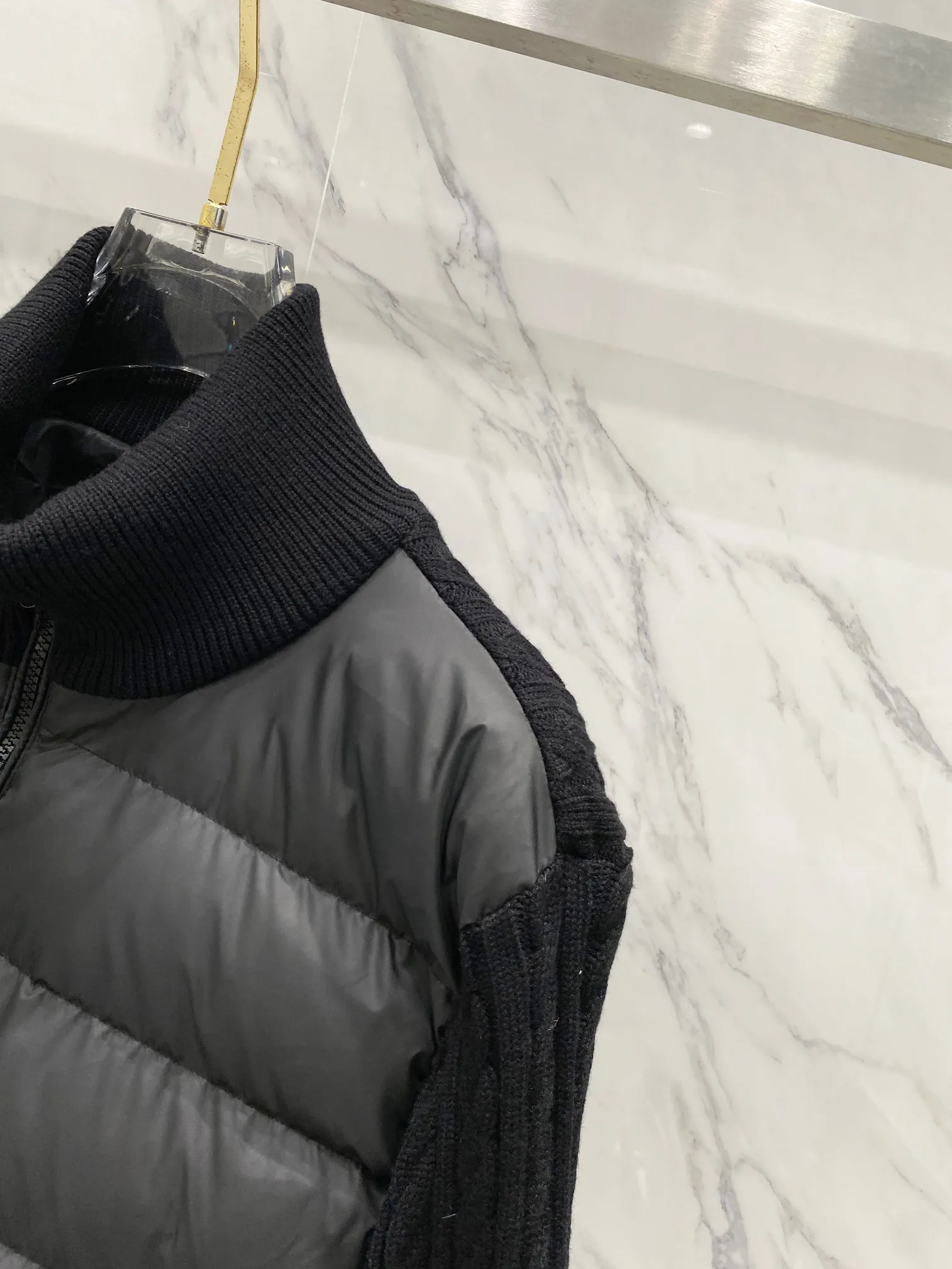 P640 Moncler Moncler new winter stand-up collar wool knitted splicing down jacket, fully lined, windproof and warm, official website synchronization, same style for men and women, made of 90 white duck down, the upper body of the whole dress is light, comfortable, simple, luxurious, exquisite and versatile, a high-end luxury down jacket item, a style with outstanding temperament, made in classic college style The knitted part is 37 wool spliced, and the soft and elegant knitted sleeve splicing design adds to the unique luxury retro style. The classic LOGO craftsmanship on the sleeves perfectly highlights the brand performance and recognition of this style. Stand-up collar design Fitted straight version, zipper closure, M knitted spliced down jacket front width 90 velvet filling, splicing is made of wool, sleeves are decorated with patch badges, stand-up collar zipper closure, double side pocket design is practical and convenient❗️ The overall shape configuration is also biased toward slimming to create an upper body that can better modify the lines and beauty of the body shape. The hands and feet naturally have a sense of high-end accent. The sleeves are made of knitted material, which has both comfort and style, elegance and nobility. The stitching uses the first line and then separated velvet filling technology. The craftsmanship is very sophisticated and there is no velvet running! The four-layer inner liner further reduces the possibility of velvet lining on the inside! It truly locks the down and the temperature! High-quality down! European standard 90 down standard! There is no choice in fill power, down filling, and feel! You can hardly feel the lint, let alone worry about velvet problem. Produced by a large factory, with original hardware and accessories, and fine workmanship! The men's and women's same-style patchwork knitted quilted down stand-collar jacket is on sale simultaneously on the official website!  Color: Black Gray Size: S-2XL