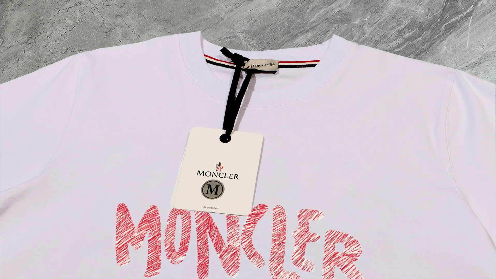 P140 💰Upgraded version "Mobile phone smart sensor ~ NFC chip armband ~ direct access to the official website for anti-counterfeiting" "Moncler ~ Mouth Mouth" 2025 new high-quality round neck short-sleeved T-shirt. The cuffs have imported embroidered labels. Customized dyeing, very comfortable to touch. Super versatile and good-looking short-sleeved. Complete with three labels. Non-market ordinary version. Feel free to compare. Quality is absolutely guaranteed! ‼ First of all, this original fabric is all custom-woven with 32-count double yarn fabric, 250G, and the weight is the same‼ Fine workmanship, double waistcoat method, double waistcoat method, double waistcoat method makes the whole dress more three-dimensional, which is not a craft that ordinary T-shirts can achieve🤪 Size: S-M-L-XL-2XL Color: black, white, apricot, same style for men and women