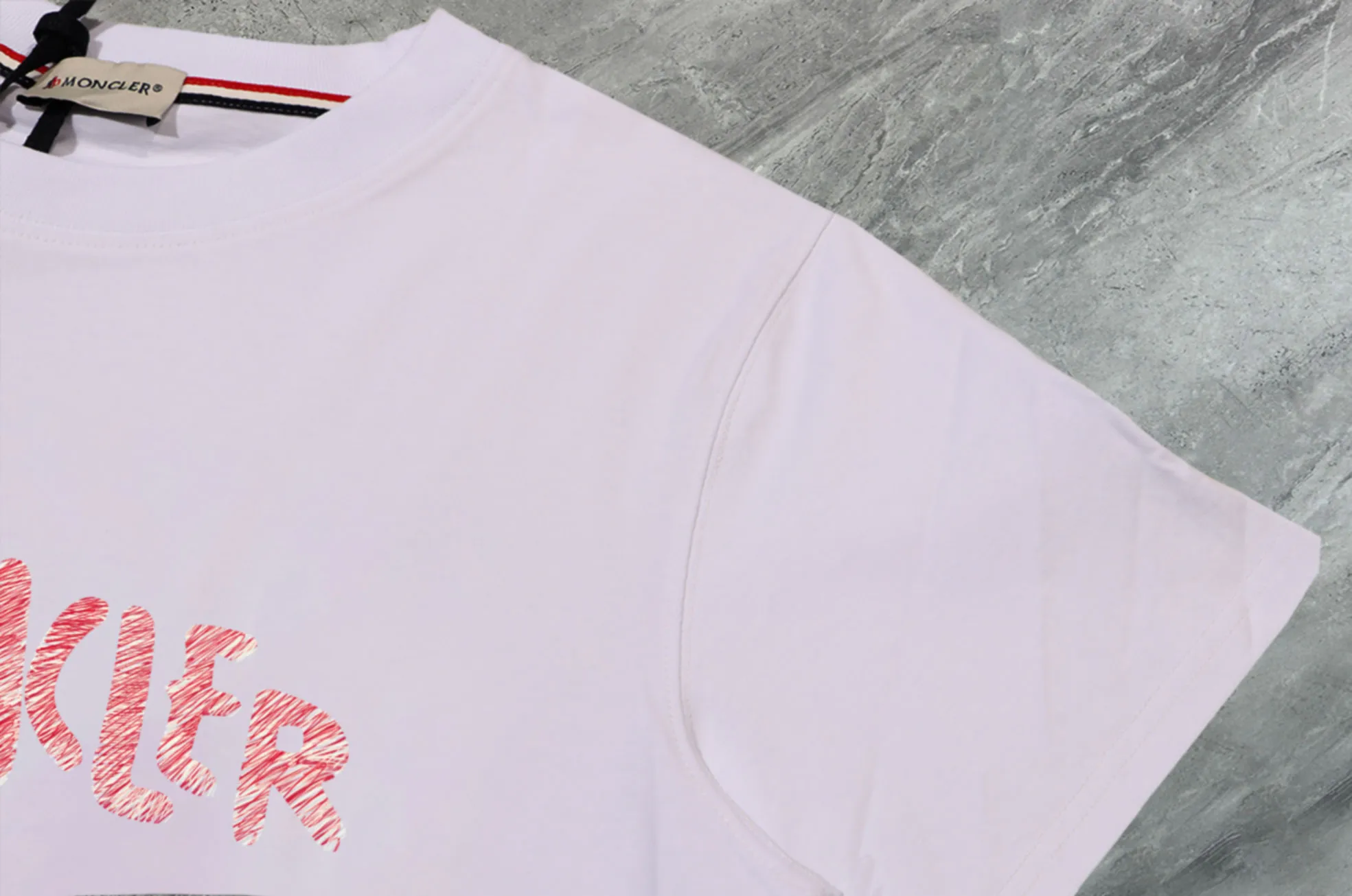 P140 💰Upgraded version "Mobile phone smart sensor ~ NFC chip armband ~ direct access to the official website for anti-counterfeiting" "Moncler ~ Mouth Mouth" 2025 new high-quality round neck short-sleeved T-shirt. The cuffs have imported embroidered labels. Customized dyeing, very comfortable to touch. Super versatile and good-looking short-sleeved. Complete with three labels. Non-market ordinary version. Feel free to compare. Quality is absolutely guaranteed! ‼ First of all, this original fabric is all custom-woven with 32-count double yarn fabric, 250G, and the weight is the same‼ Fine workmanship, double waistcoat method, double waistcoat method, double waistcoat method makes the whole dress more three-dimensional, which is not a craft that ordinary T-shirts can achieve🤪 Size: S-M-L-XL-2XL Color: black, white, apricot, same style for men and women