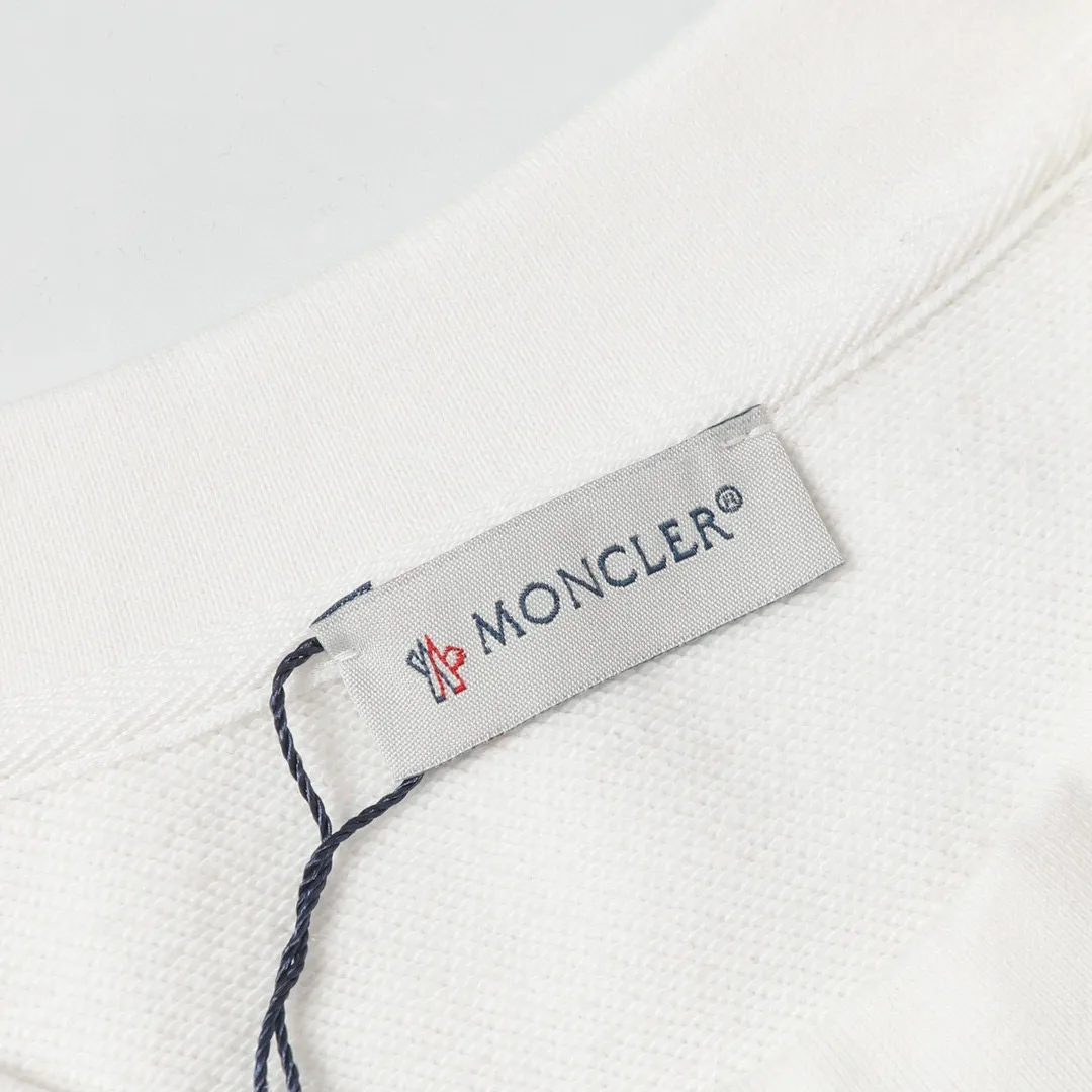 P210 Style number: 862 〈MONCLER〉The price of the MONCLER printed round-neck sweatshirt is actually quite advantageous. Those who have been to the counters should know that the price of the MONCLER is not much cheaper than Gucci Burberry. It is just relatively low-key and unwilling to hype. It is a picture that you want to buy or not. The aloof existence... ✅460 grams of 100% pure cotton woolen fabric. The OS version is too large. ✅Combined with the original high-weight double yarn thread. ✅Correct three-needle and five-thread technology. Chain hem Color: Black White Size S M L