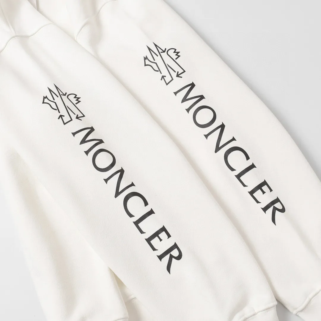 P210 Style number: 862 〈MONCLER〉The price of the MONCLER printed round-neck sweatshirt is actually quite advantageous. Those who have been to the counters should know that the price of the MONCLER is not much cheaper than Gucci Burberry. It is just relatively low-key and unwilling to hype. It is a picture that you want to buy or not. The aloof existence... ✅460 grams of 100% pure cotton woolen fabric. The OS version is too large. ✅Combined with the original high-weight double yarn thread. ✅Correct three-needle and five-thread technology. Chain hem Color: Black White Size S M L