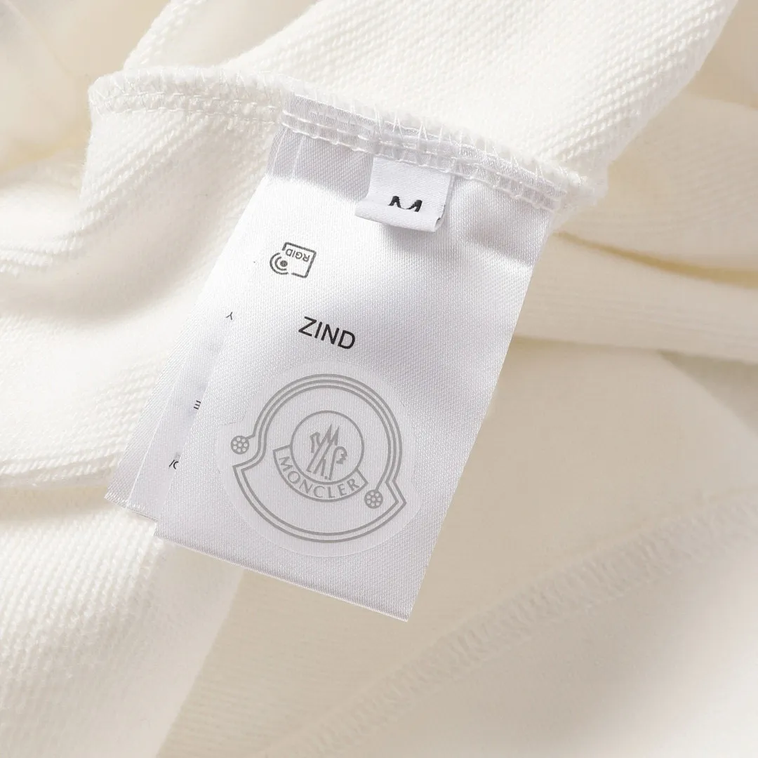 P210 Style number: 862 〈MONCLER〉The price of the MONCLER printed round-neck sweatshirt is actually quite advantageous. Those who have been to the counters should know that the price of the MONCLER is not much cheaper than Gucci Burberry. It is just relatively low-key and unwilling to hype. It is a picture that you want to buy or not. The aloof existence... ✅460 grams of 100% pure cotton woolen fabric. The OS version is too large. ✅Combined with the original high-weight double yarn thread. ✅Correct three-needle and five-thread technology. Chain hem Color: Black White Size S M L