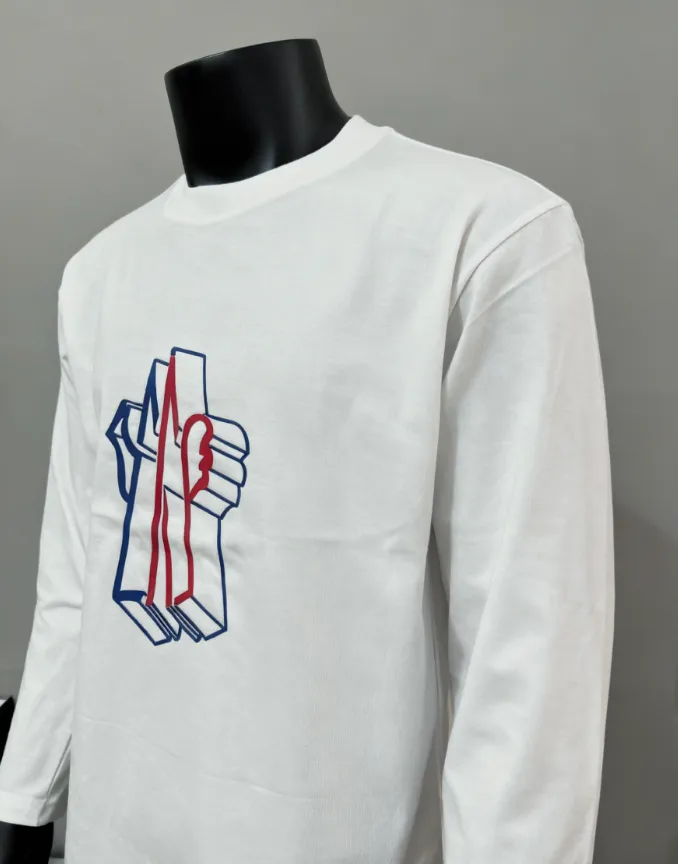P190 Meng Mou·Moncler MONCLER is new, FW autumn and winter new long-sleeved T-shirt, with 0.7cm soft glue embossed large logo on the official website, matching details, three-needle threading process, made of 280g double yarn pure cotton fabric, imported woven thread, and the collar is bone-wrapped and wrapped to prevent deformation. , the fabric is soft and breathable, processed by high-temperature pre-shrinking process at the factory, scan the code and touch the NCF washable mark for identification, the details are in place, the upper body is simple and beautiful, the European size version, loose and suitable, a must-have for the autumn and winter base layer outer wardrobe, color: black, white, size XS-L (L size can wear 200 pounds)