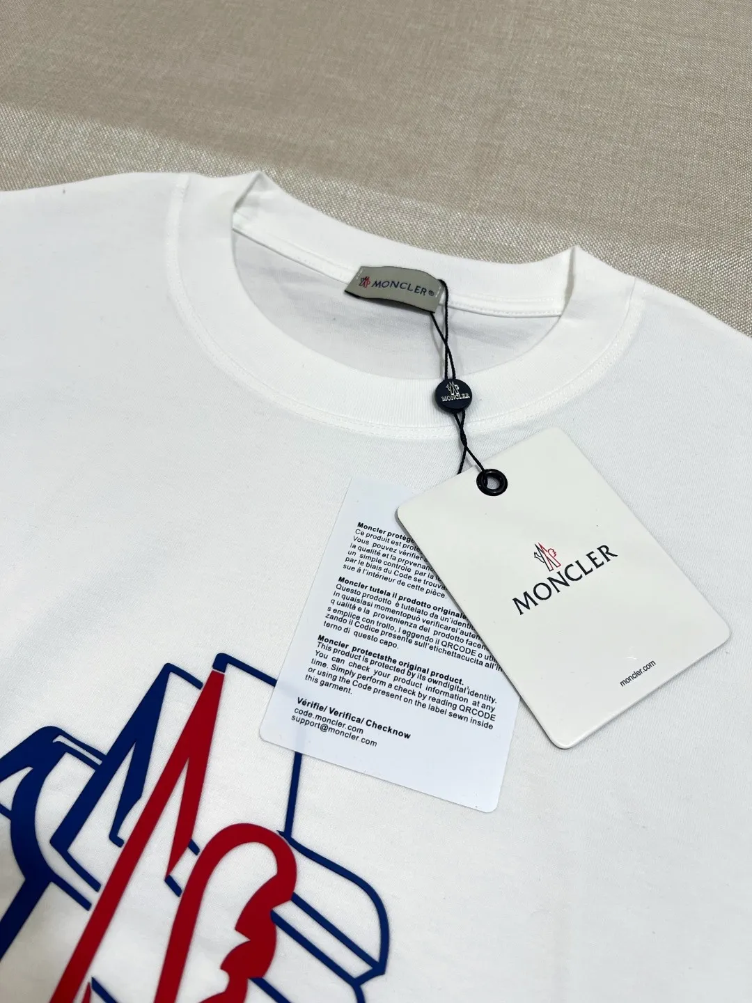 P190 Meng Mou·Moncler MONCLER is new, FW autumn and winter new long-sleeved T-shirt, with 0.7cm soft glue embossed large logo on the official website, matching details, three-needle threading process, made of 280g double yarn pure cotton fabric, imported woven thread, and the collar is bone-wrapped and wrapped to prevent deformation. , the fabric is soft and breathable, processed by high-temperature pre-shrinking process at the factory, scan the code and touch the NCF washable mark for identification, the details are in place, the upper body is simple and beautiful, the European size version, loose and suitable, a must-have for the autumn and winter base layer outer wardrobe, color: black, white, size XS-L (L size can wear 200 pounds)