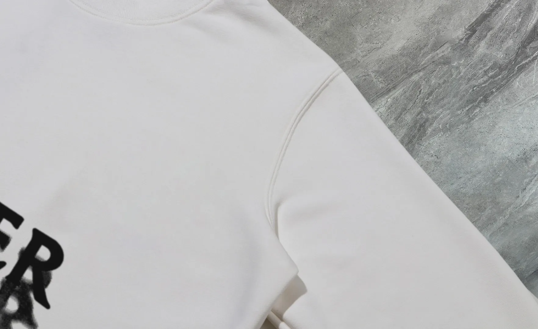 P210 High-version sweatshirt) [Long-term stock] 〖𝐌𝐎𝐍𝐂𝐋𝐄𝐑~Mask〗 Made of 440g heavy-weight fabric. It is different from the market currency. It can be matched with any variety and is properly handsome. 😎The whole dress is made of double waistcoats. The double waistcoats make the whole dress more three-dimensional. Not ordinary factories can do such fine work. 2025 Spring runway version of the T stage, on sale at the counter, round neck terry sweatshirt, high-end double-strand pure cotton, custom-made stretch ribs, dyed in the same vat, complete with three standards, matched with exquisite embroidered LOGO on the chest, simple and advanced, same style for men and women. Color: black, apricot, white, size: S M L XL 2XL