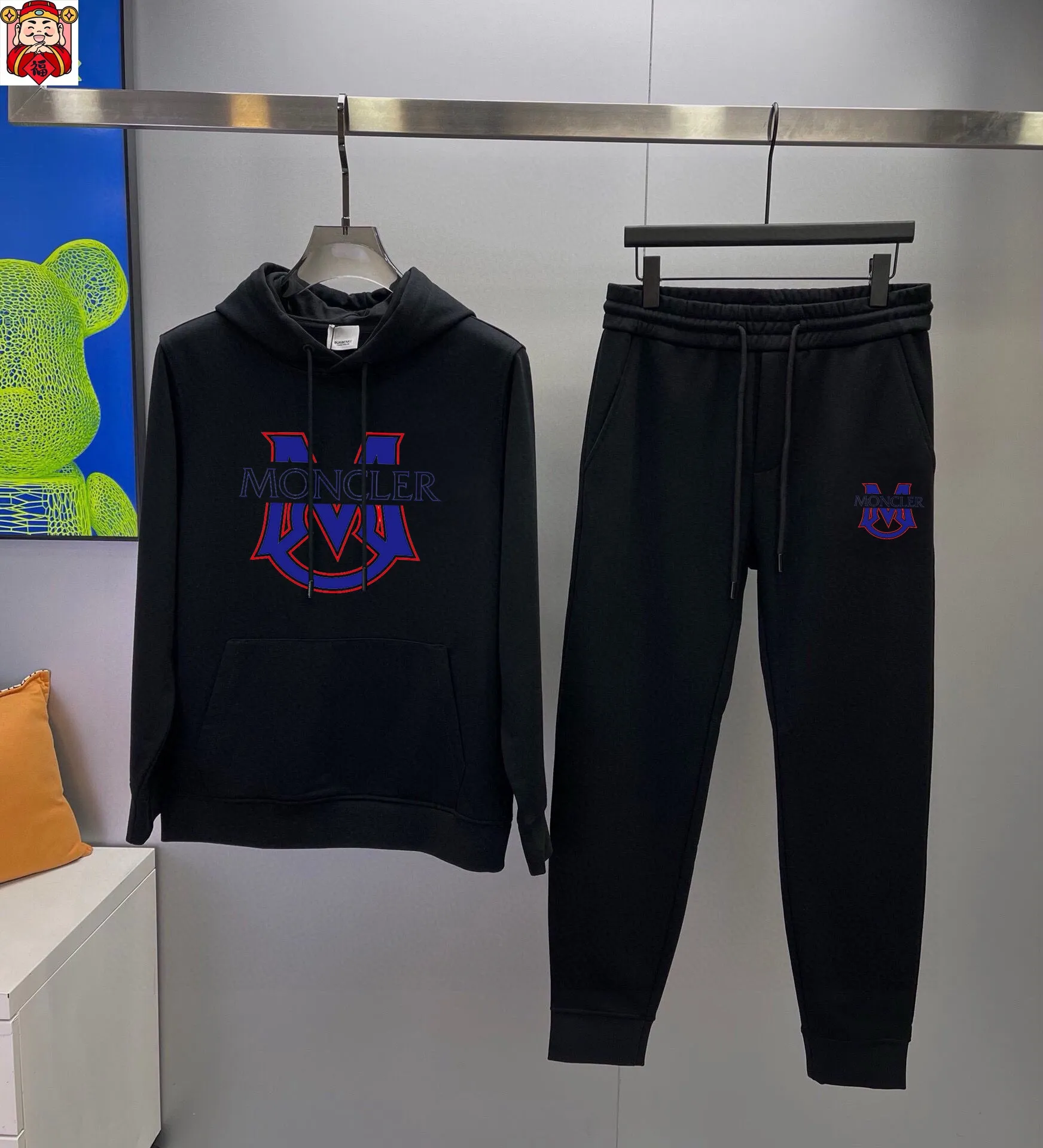 P380 💰【MONCLER】(Gospel for Fatty) hot-selling suit is coming. Focus on the original version of the official website. 2025 new hot-selling sweatshirt suit. The original order is hard to buy. 🇭🇰The meticulous work of top designers is dedicated to a fitting and perfect upper body effect. All-natural high-quality Roman cotton 100%, close-fitting comfort. Noble and elegant hardware all show elegance and noble temperament! Counter size: M-5XL (maximum wear up to 220 pounds)