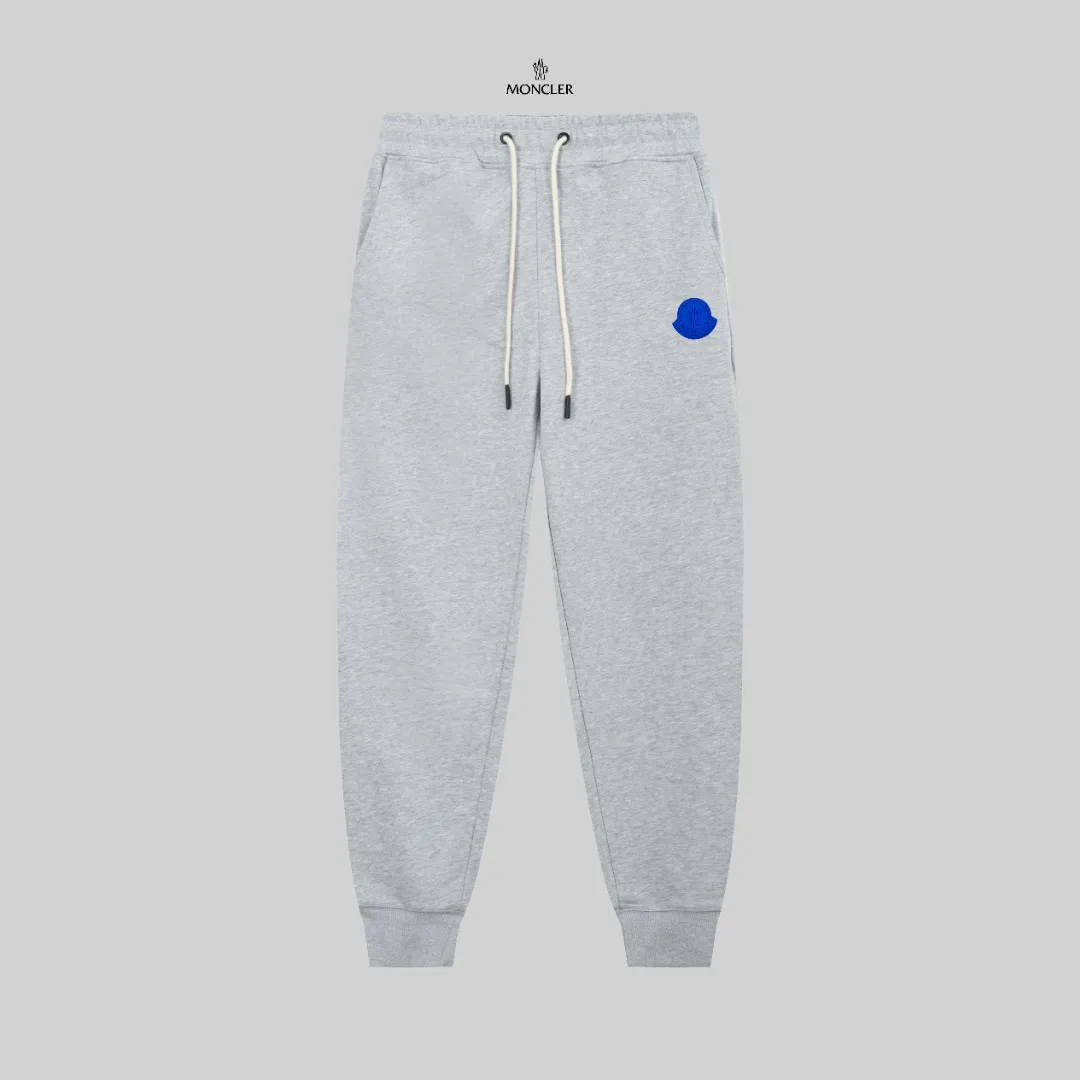 P270 top version, different currency) ✨Moncler SS show model Slim-fitting line logo simple Logo sweatpants 380g weight Compatible with all body types Black and white drawstring design on the waist elastic band Customized drawstring pockets with diagonal pocket design on both sides There is also a small pocket on the back Color: black gray Size S-XL