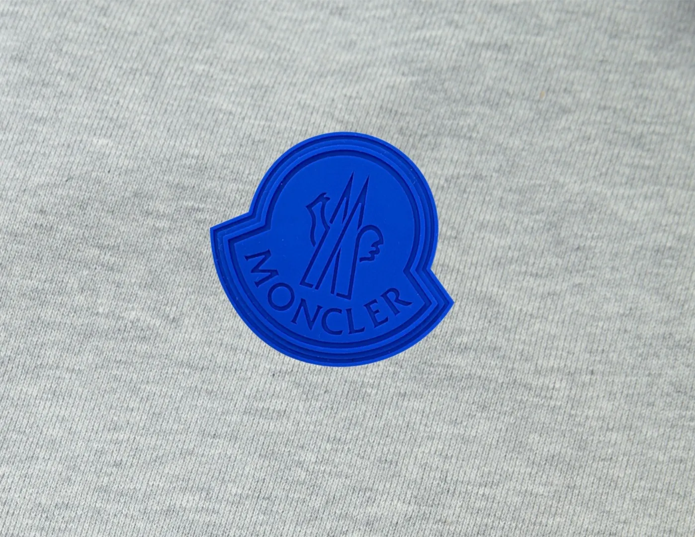 P270 top version, different currency) ✨Moncler SS show model Slim-fitting line logo simple Logo sweatpants 380g weight Compatible with all body types Black and white drawstring design on the waist elastic band Customized drawstring pockets with diagonal pocket design on both sides There is also a small pocket on the back Color: black gray Size S-XL