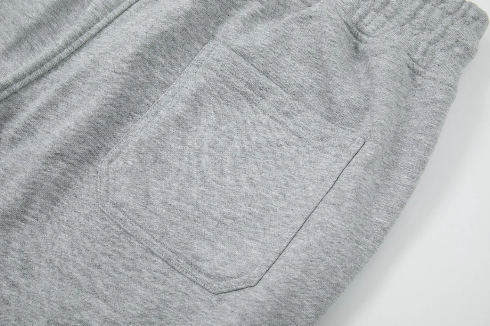 P270 top version, different currency) ✨Moncler SS show model Slim-fitting line logo simple Logo sweatpants 380g weight Compatible with all body types Black and white drawstring design on the waist elastic band Customized drawstring pockets with diagonal pocket design on both sides There is also a small pocket on the back Color: black gray Size S-XL