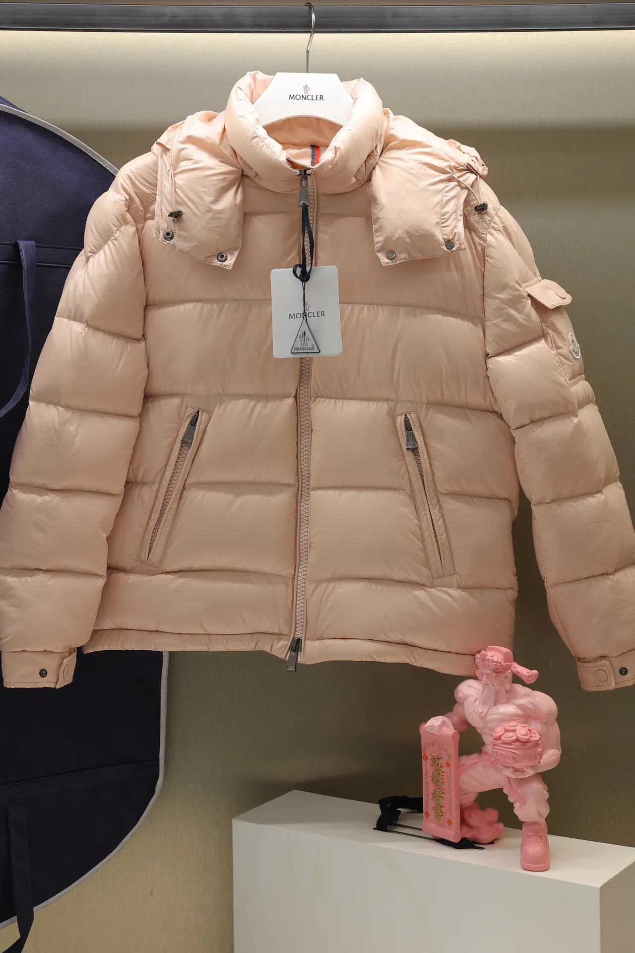 P700 24maire down new arrival ⬆️Moncler Maire women's short down jacket interprets Mayan classics Fabric: technical nylon lacquer surface Customer-supplied fabric Highly fluffy and over-standard 90 down filling The Maire down jacket is specially designed for those who like well-designed basic items. It is a classic Moncler style and a popular product. Made from iconic patented nylon, the Maire down jacket is a classic Moncler womenswear piece, with a short silhouette and timeless design. Made from patented nylon in a comfortable fit, it features a removable hood and performance details for comfort and warmth. ⚠️Made of lacquered nylon ⚠️Painted nylon lining ⚠️White goose-filled down ⚠️Detachable hood with snap buttons ⚠️Zip closure Zippered pockets ⚠️Adjustable snap-stud sleeves Size: 00-3. Style number: D1648098400