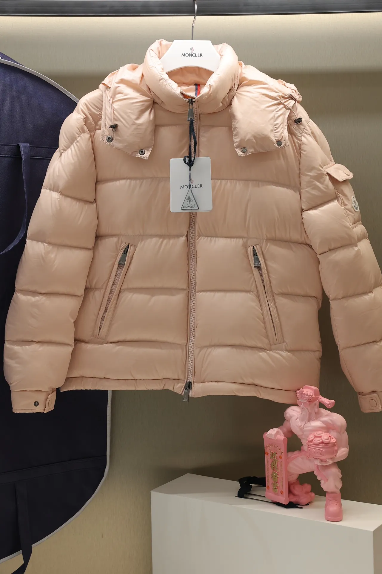 P700 24maire down new arrival ⬆️Moncler Maire women's short down jacket interprets Mayan classics Fabric: technical nylon lacquer surface Customer-supplied fabric Highly fluffy and over-standard 90 down filling The Maire down jacket is specially designed for those who like well-designed basic items. It is a classic Moncler style and a popular product. Made from iconic patented nylon, the Maire down jacket is a classic Moncler womenswear piece, with a short silhouette and timeless design. Made from patented nylon in a comfortable fit, it features a removable hood and performance details for comfort and warmth. ⚠️Made of lacquered nylon ⚠️Painted nylon lining ⚠️White goose-filled down ⚠️Detachable hood with snap buttons ⚠️Zip closure Zippered pockets ⚠️Adjustable snap-stud sleeves Size: 00-3. Style number: D1648098400