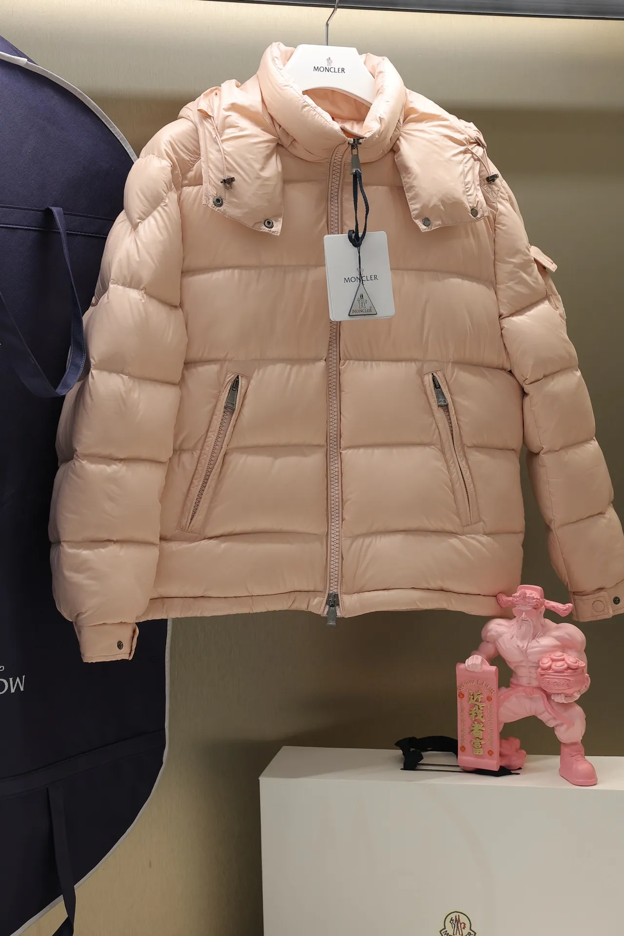 P700 24maire down new arrival ⬆️Moncler Maire women's short down jacket interprets Mayan classics Fabric: technical nylon lacquer surface Customer-supplied fabric Highly fluffy and over-standard 90 down filling The Maire down jacket is specially designed for those who like well-designed basic items. It is a classic Moncler style and a popular product. Made from iconic patented nylon, the Maire down jacket is a classic Moncler womenswear piece, with a short silhouette and timeless design. Made from patented nylon in a comfortable fit, it features a removable hood and performance details for comfort and warmth. ⚠️Made of lacquered nylon ⚠️Painted nylon lining ⚠️White goose-filled down ⚠️Detachable hood with snap buttons ⚠️Zip closure Zippered pockets ⚠️Adjustable snap-stud sleeves Size: 00-3. Style number: D1648098400
