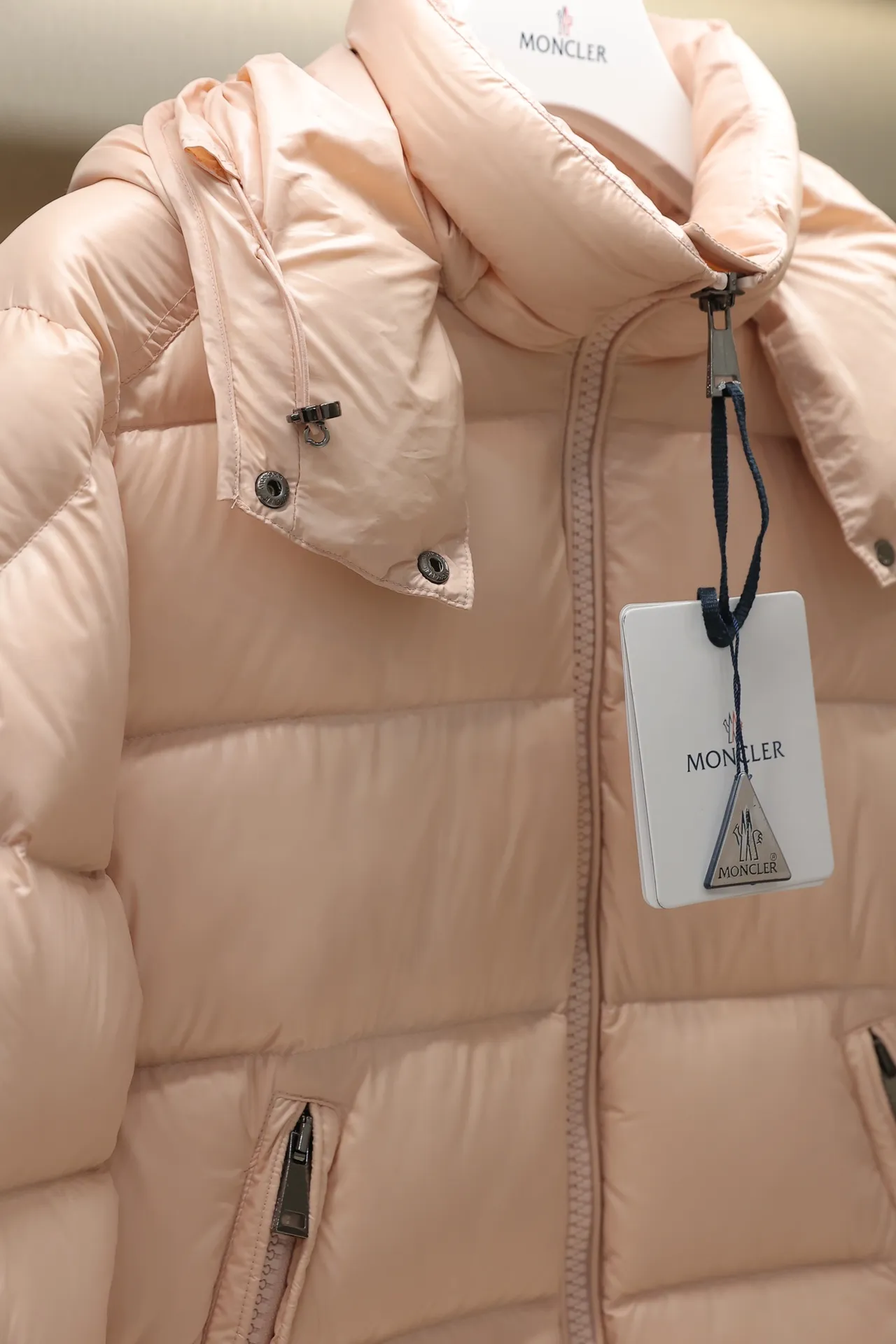 P700 24maire down new arrival ⬆️Moncler Maire women's short down jacket interprets Mayan classics Fabric: technical nylon lacquer surface Customer-supplied fabric Highly fluffy and over-standard 90 down filling The Maire down jacket is specially designed for those who like well-designed basic items. It is a classic Moncler style and a popular product. Made from iconic patented nylon, the Maire down jacket is a classic Moncler womenswear piece, with a short silhouette and timeless design. Made from patented nylon in a comfortable fit, it features a removable hood and performance details for comfort and warmth. ⚠️Made of lacquered nylon ⚠️Painted nylon lining ⚠️White goose-filled down ⚠️Detachable hood with snap buttons ⚠️Zip closure Zippered pockets ⚠️Adjustable snap-stud sleeves Size: 00-3. Style number: D1648098400