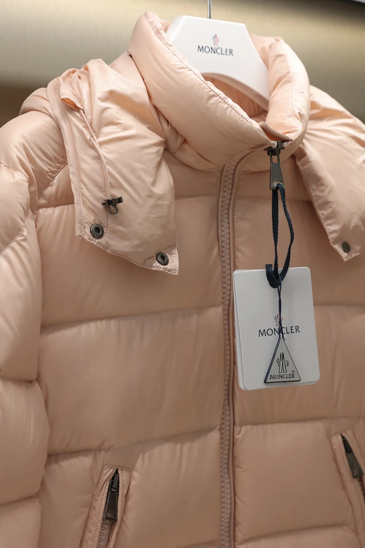 P700 24maire down new arrival ⬆️Moncler Maire women's short down jacket interprets Mayan classics Fabric: technical nylon lacquer surface Customer-supplied fabric Highly fluffy and over-standard 90 down filling The Maire down jacket is specially designed for those who like well-designed basic items. It is a classic Moncler style and a popular product. Made from iconic patented nylon, the Maire down jacket is a classic Moncler womenswear piece, with a short silhouette and timeless design. Made from patented nylon in a comfortable fit, it features a removable hood and performance details for comfort and warmth. ⚠️Made of lacquered nylon ⚠️Painted nylon lining ⚠️White goose-filled down ⚠️Detachable hood with snap buttons ⚠️Zip closure Zippered pockets ⚠️Adjustable snap-stud sleeves Size: 00-3. Style number: D1648098400