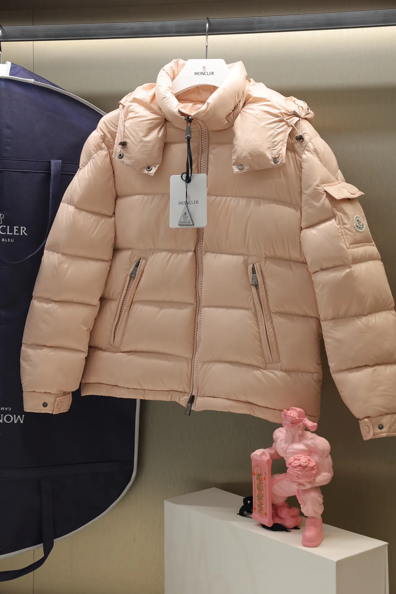 P700 24maire down new arrival ⬆️Moncler Maire women's short down jacket interprets Mayan classics Fabric: technical nylon lacquer surface Customer-supplied fabric Highly fluffy and over-standard 90 down filling The Maire down jacket is specially designed for those who like well-designed basic items. It is a classic Moncler style and a popular product. Made from iconic patented nylon, the Maire down jacket is a classic Moncler womenswear piece, with a short silhouette and timeless design. Made from patented nylon in a comfortable fit, it features a removable hood and performance details for comfort and warmth. ⚠️Made of lacquered nylon ⚠️Painted nylon lining ⚠️White goose-filled down ⚠️Detachable hood with snap buttons ⚠️Zip closure Zippered pockets ⚠️Adjustable snap-stud sleeves Size: 00-3. Style number: D1648098400