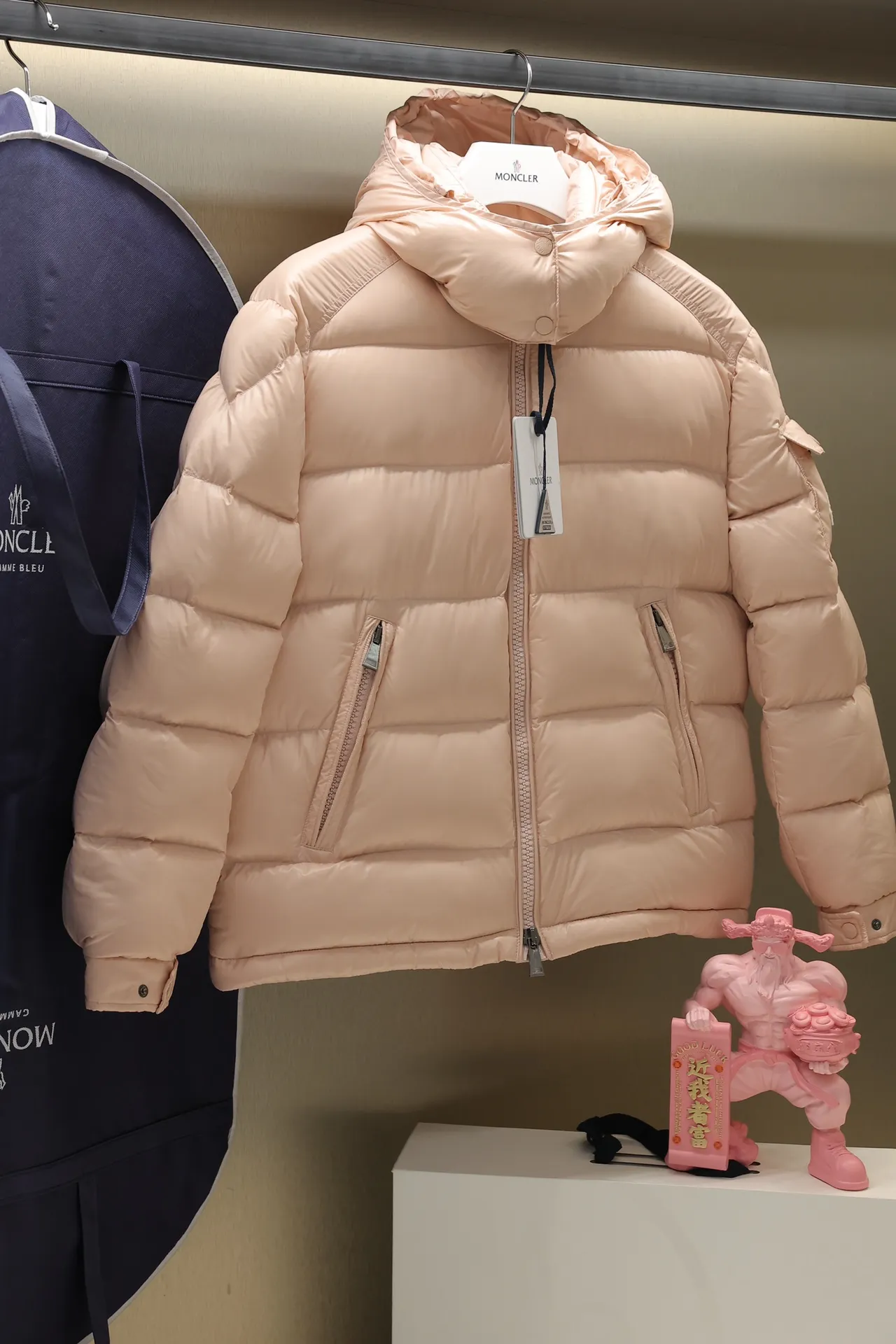 P700 24maire down new arrival ⬆️Moncler Maire women's short down jacket interprets Mayan classics Fabric: technical nylon lacquer surface Customer-supplied fabric Highly fluffy and over-standard 90 down filling The Maire down jacket is specially designed for those who like well-designed basic items. It is a classic Moncler style and a popular product. Made from iconic patented nylon, the Maire down jacket is a classic Moncler womenswear piece, with a short silhouette and timeless design. Made from patented nylon in a comfortable fit, it features a removable hood and performance details for comfort and warmth. ⚠️Made of lacquered nylon ⚠️Painted nylon lining ⚠️White goose-filled down ⚠️Detachable hood with snap buttons ⚠️Zip closure Zippered pockets ⚠️Adjustable snap-stud sleeves Size: 00-3. Style number: D1648098400