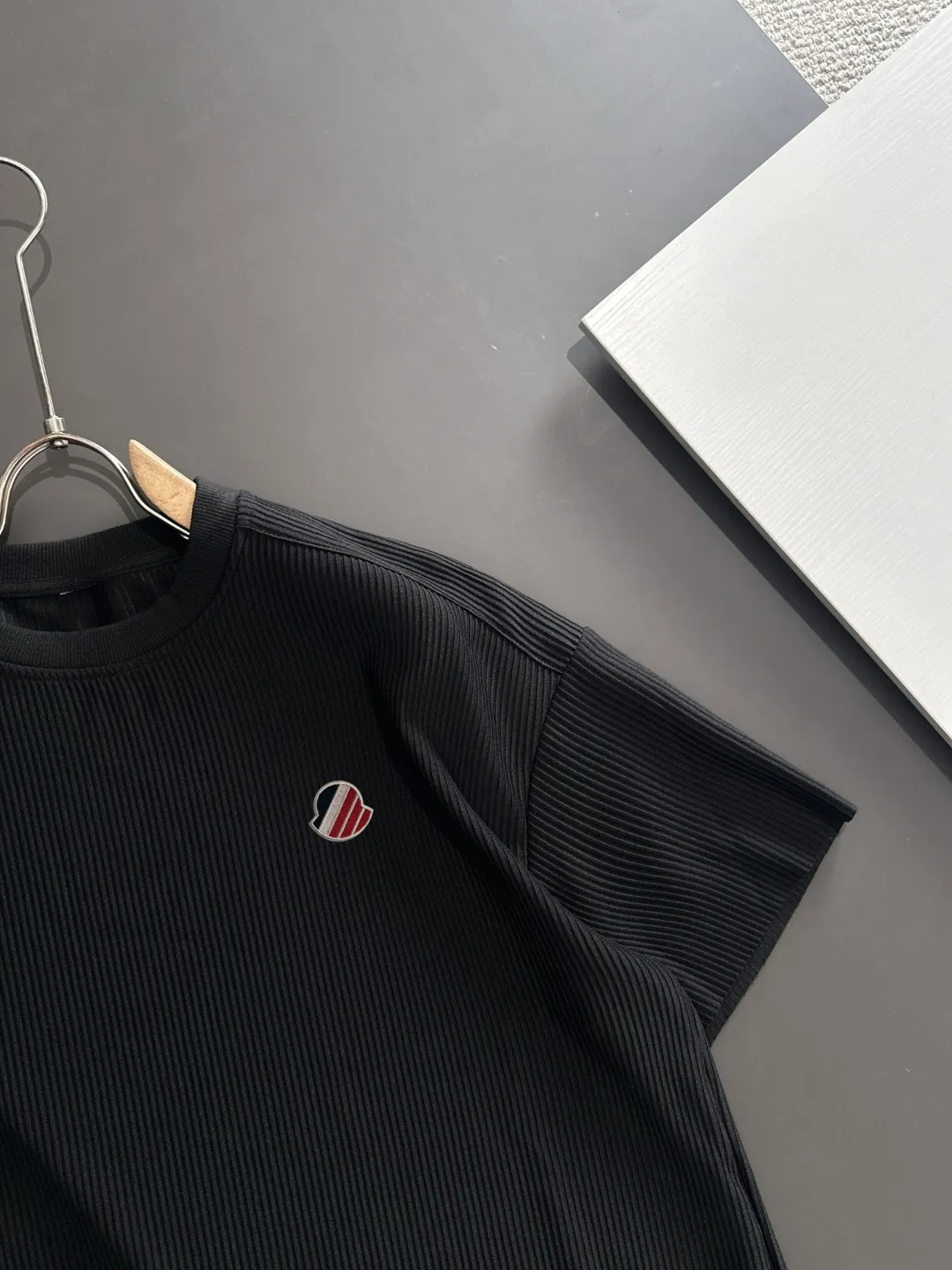 Next day shipping P460 MONCLER/Mongolian high quality 2025 spring and summer new casual heavy industry suit exclusively developed by yb! High quality production! Imported custom-made fabrics for foreign orders, with high breathability and comfort, impeccable details, brand element design concept, delicate and soft feel! It presents a casual cut and the upper body shape is great! On sale simultaneously on the official website! From a high-end men's positioning brand, the low-key luxury taste is irresistible! Exquisite workmanship and impeccable quality! The overall style is simple, fashionable and timeless, fully meeting the requirements of stylish and tasteful dressing! Size: M-XXXL