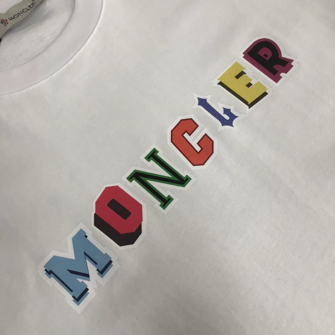 P160 🔥MONCLER The latest short-sleeved T-shirt for couples ~ Featured brand contrasting letter printing ~ The fabric upper body is comfortable and breathable, not stiff, slim cut, made of high-end custom-made pure cotton fabric! The upper body is comfortable and stylish, and it can be worn alone as an inner layer. It is a must-have for fashionistas! ! ! Color: black white Size: S～XL (loose version, please state your height and weight when placing an order)
