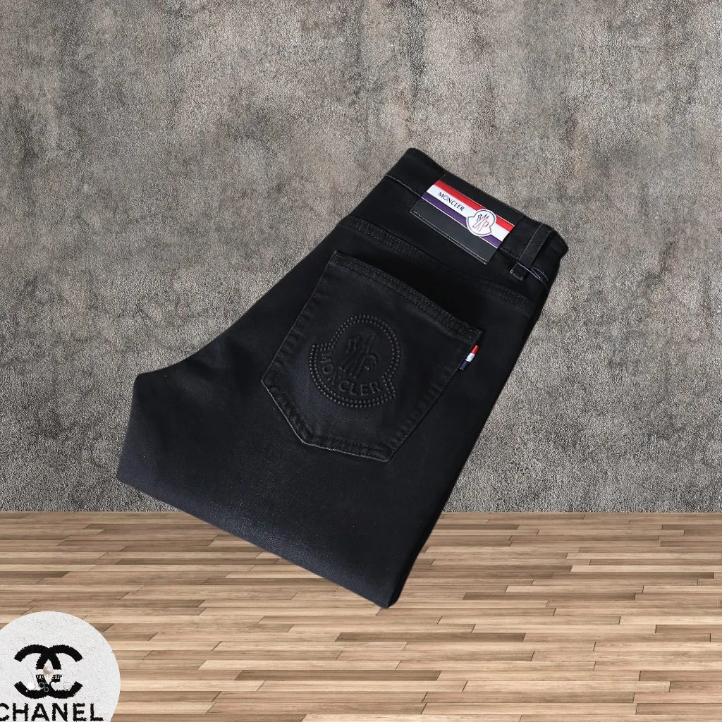 P230 🔥MONCLER The latest autumn and winter jeans🔥The best-selling model in the counter. Shared taste and value. Very comfortable to wear. Low-key yet luxurious. Very classy to wear. Needless to say the trousers style and cut. The upper body is exquisite and vivid. Real first-class top quality materials. Really palace-level casual pants, using Turkish cotton A22 to produce the most famous denim of outstanding quality. After heavy washing, the pants are very soft. The straight-leg version is not picky and the upper body is absolutely stylish and extremely luxurious! Yardage: 29-38. No 37….