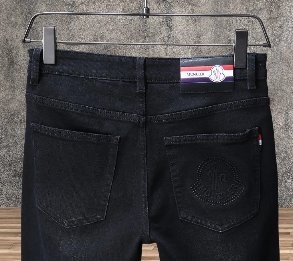 P230 🔥MONCLER The latest autumn and winter jeans🔥The best-selling model in the counter. Shared taste and value. Very comfortable to wear. Low-key yet luxurious. Very classy to wear. Needless to say the trousers style and cut. The upper body is exquisite and vivid. Real first-class top quality materials. Really palace-level casual pants, using Turkish cotton A22 to produce the most famous denim of outstanding quality. After heavy washing, the pants are very soft. The straight-leg version is not picky and the upper body is absolutely stylish and extremely luxurious! Yardage: 29-38. No 37….
