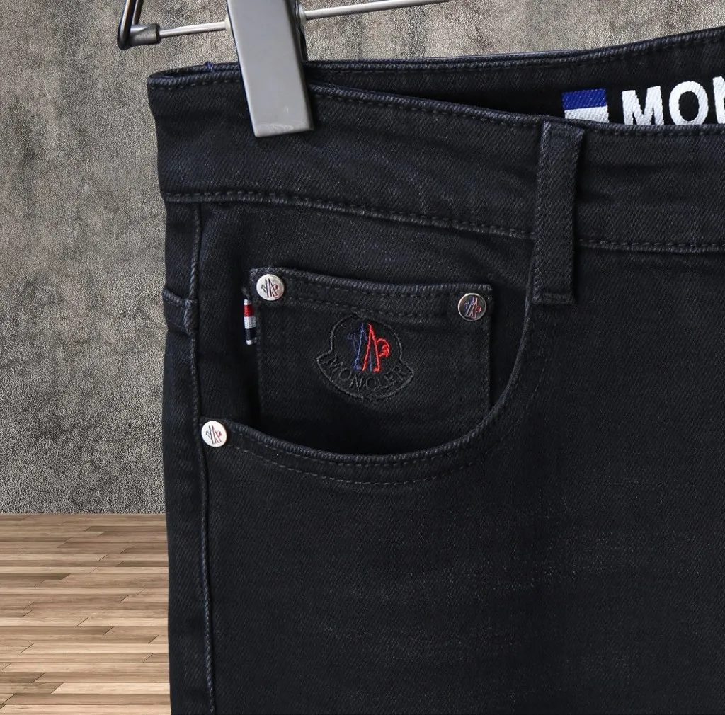 P230 🔥MONCLER The latest autumn and winter jeans🔥The best-selling model in the counter. Shared taste and value. Very comfortable to wear. Low-key yet luxurious. Very classy to wear. Needless to say the trousers style and cut. The upper body is exquisite and vivid. Real first-class top quality materials. Really palace-level casual pants, using Turkish cotton A22 to produce the most famous denim of outstanding quality. After heavy washing, the pants are very soft. The straight-leg version is not picky and the upper body is absolutely stylish and extremely luxurious! Yardage: 29-38. No 37….