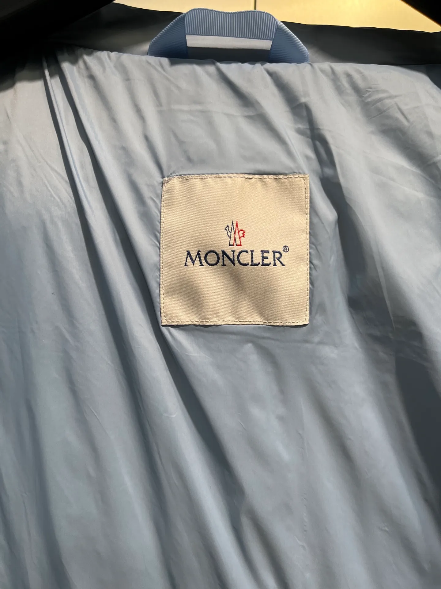 P840 Moncler Citala🌟 Short men's down jacket. Looking at it, there is no other version on the market that can beat it. 130w + one ton of premium European gooseneck velvet filling. 850+ fill power, which is twice as thick as the market version and twice as light. Citala men's short down jacket is made of pop-colored light fabric, highlighting the vitality of the series. Made from lightweight nylon with a longue saison lining, the Citala down jacket is comfortable and warm without being bulky. This cropped down jacket has a comfortable fit, a signature turtleneck and a quilted, checkered silhouette. Details size: 12345