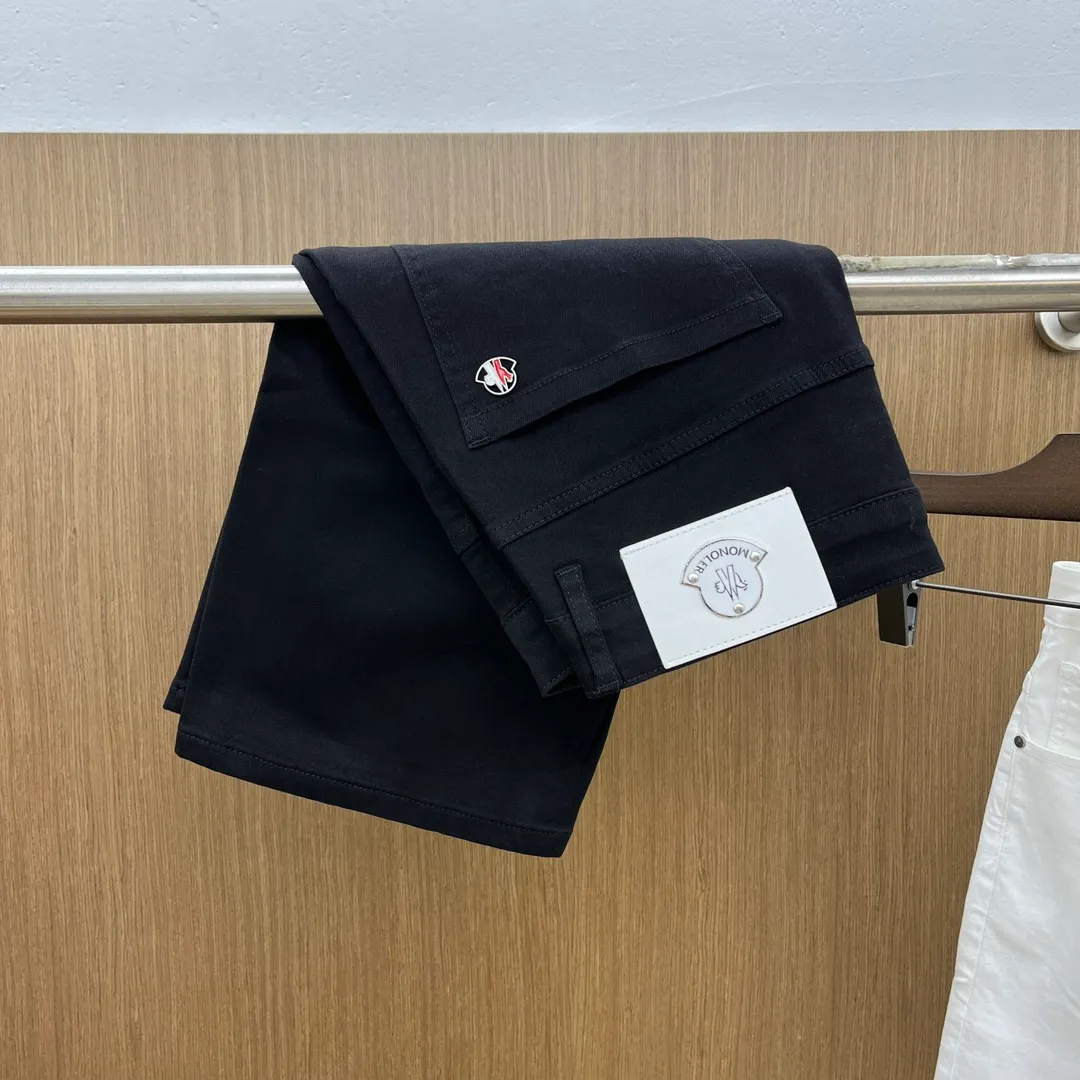 P270 🌸🌸 Moncler elastic slimming straight-leg pants, denim shorts, thin!  Very high-quality, stretch jeans can also be very comfortable... Super stretch and super handsome jeans! Heavy wash water elasticity...! You will be amazed by the clever design of these jeans! ! A pair of jeans cut from original cloth, light color, unique charm, made of high-quality cotton fabric, with frayed design and patch embroidery embellishment details. The fabric is comfortable, soft and can be matched casually. The comfort represents its interpretation of fashion and leisure. The details reflect the brand's pursuit of quality, with a bit of a hedonist flavor. It pays great attention to details and restores the texture of top-grade hardware. . Showing a sense of luxury and fashion. . Very worth buying. Size: Size: 29-38. . (No 35, 37)