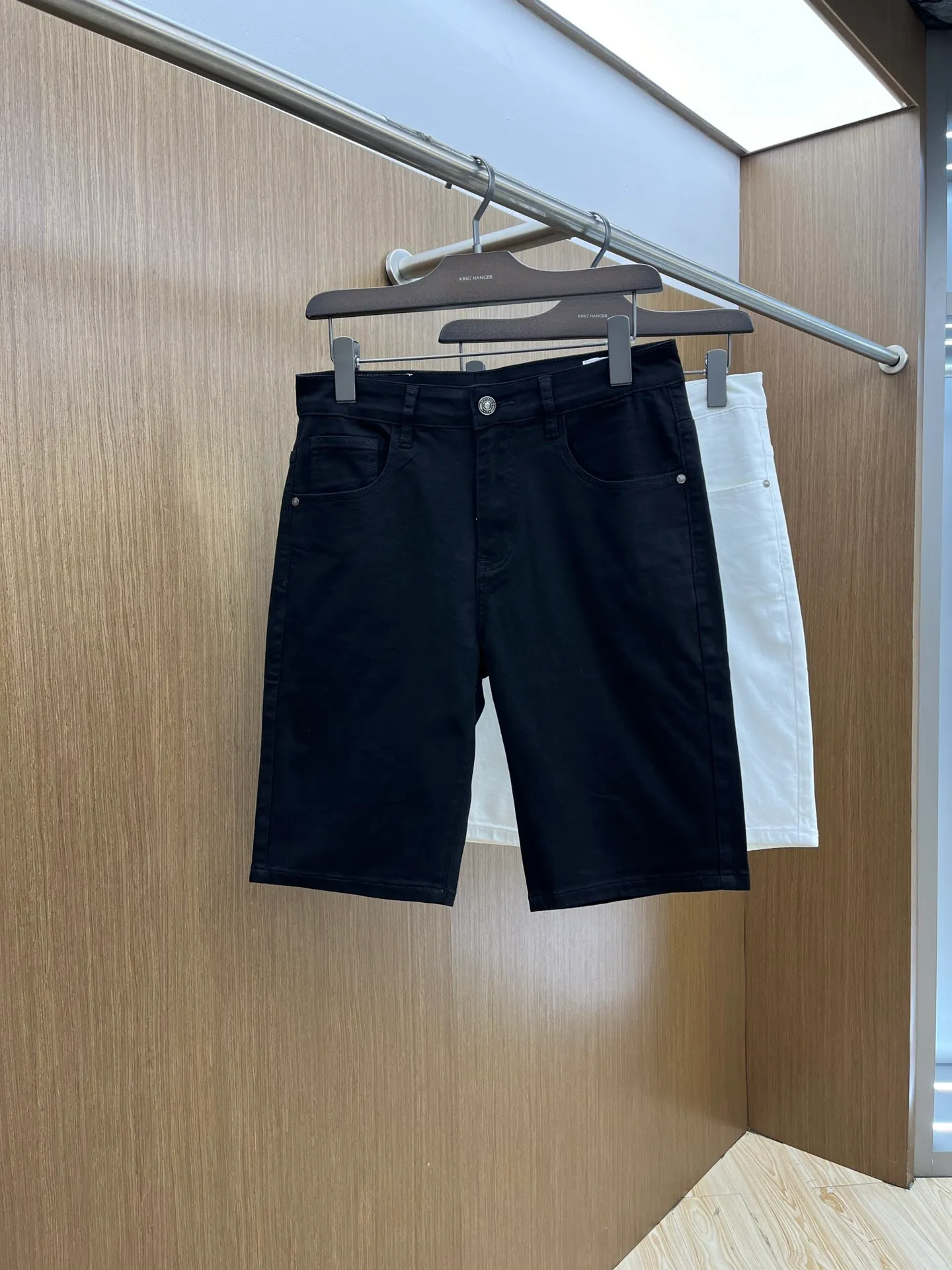 P270 🌸🌸 Moncler elastic slimming straight-leg pants, denim shorts, thin!  Very high-quality, stretch jeans can also be very comfortable... Super stretch and super handsome jeans! Heavy wash water elasticity...! You will be amazed by the clever design of these jeans! ! A pair of jeans cut from original cloth, light color, unique charm, made of high-quality cotton fabric, with frayed design and patch embroidery embellishment details. The fabric is comfortable, soft and can be matched casually. The comfort represents its interpretation of fashion and leisure. The details reflect the brand's pursuit of quality, with a bit of a hedonist flavor. It pays great attention to details and restores the texture of top-grade hardware. . Showing a sense of luxury and fashion. . Very worth buying. Size: Size: 29-38. . (No 35, 37)