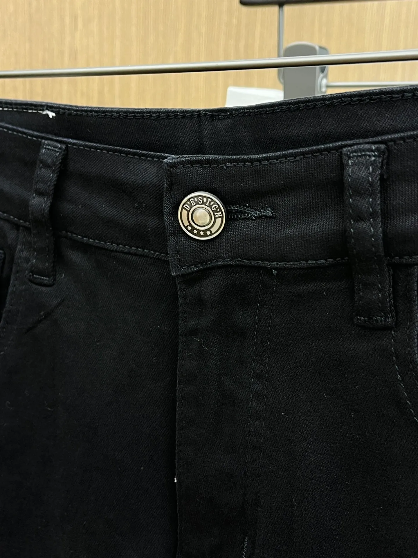 P270 🌸🌸 Moncler elastic slimming straight-leg pants, denim shorts, thin!  Very high-quality, stretch jeans can also be very comfortable... Super stretch and super handsome jeans! Heavy wash water elasticity...! You will be amazed by the clever design of these jeans! ! A pair of jeans cut from original cloth, light color, unique charm, made of high-quality cotton fabric, with frayed design and patch embroidery embellishment details. The fabric is comfortable, soft and can be matched casually. The comfort represents its interpretation of fashion and leisure. The details reflect the brand's pursuit of quality, with a bit of a hedonist flavor. It pays great attention to details and restores the texture of top-grade hardware. . Showing a sense of luxury and fashion. . Very worth buying. Size: Size: 29-38. . (No 35, 37)
