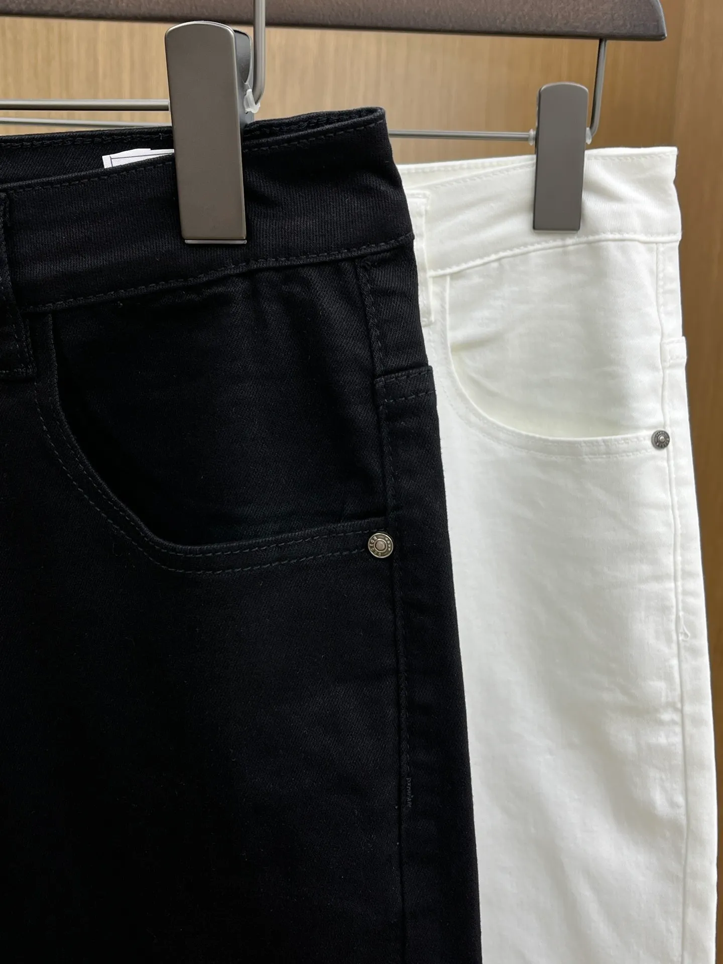 P270 🌸🌸 Moncler elastic slimming straight-leg pants, denim shorts, thin!  Very high-quality, stretch jeans can also be very comfortable... Super stretch and super handsome jeans! Heavy wash water elasticity...! You will be amazed by the clever design of these jeans! ! A pair of jeans cut from original cloth, light color, unique charm, made of high-quality cotton fabric, with frayed design and patch embroidery embellishment details. The fabric is comfortable, soft and can be matched casually. The comfort represents its interpretation of fashion and leisure. The details reflect the brand's pursuit of quality, with a bit of a hedonist flavor. It pays great attention to details and restores the texture of top-grade hardware. . Showing a sense of luxury and fashion. . Very worth buying. Size: Size: 29-38. . (No 35, 37)
