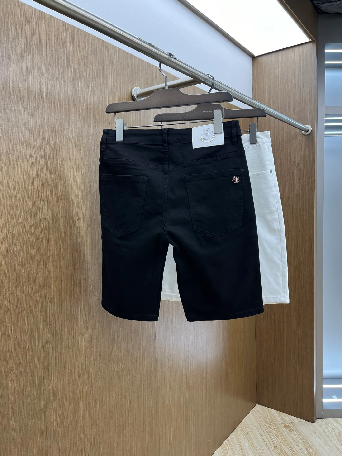 P270 🌸🌸 Moncler elastic slimming straight-leg pants, denim shorts, thin!  Very high-quality, stretch jeans can also be very comfortable... Super stretch and super handsome jeans! Heavy wash water elasticity...! You will be amazed by the clever design of these jeans! ! A pair of jeans cut from original cloth, light color, unique charm, made of high-quality cotton fabric, with frayed design and patch embroidery embellishment details. The fabric is comfortable, soft and can be matched casually. The comfort represents its interpretation of fashion and leisure. The details reflect the brand's pursuit of quality, with a bit of a hedonist flavor. It pays great attention to details and restores the texture of top-grade hardware. . Showing a sense of luxury and fashion. . Very worth buying. Size: Size: 29-38. . (No 35, 37)