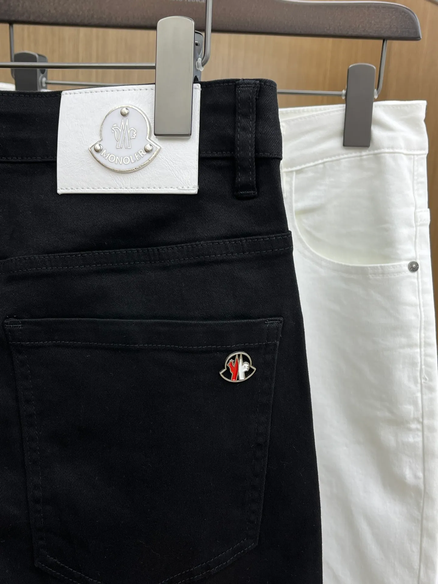 P270 🌸🌸 Moncler elastic slimming straight-leg pants, denim shorts, thin!  Very high-quality, stretch jeans can also be very comfortable... Super stretch and super handsome jeans! Heavy wash water elasticity...! You will be amazed by the clever design of these jeans! ! A pair of jeans cut from original cloth, light color, unique charm, made of high-quality cotton fabric, with frayed design and patch embroidery embellishment details. The fabric is comfortable, soft and can be matched casually. The comfort represents its interpretation of fashion and leisure. The details reflect the brand's pursuit of quality, with a bit of a hedonist flavor. It pays great attention to details and restores the texture of top-grade hardware. . Showing a sense of luxury and fashion. . Very worth buying. Size: Size: 29-38. . (No 35, 37)