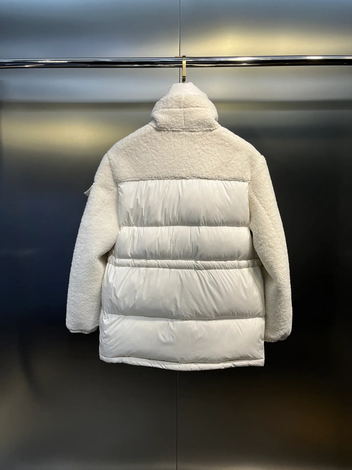 P1000 Moncler🌟New style for autumn and winter. Smooth sheepskin down jacket. Original custom-made imported fabric with soft and delicate texture. High stand-up collar and loose fit. Freely adjustable drawstring waist design. Age-reducing girlish style. Not picky. The fit is casual and super fashionable. Original hardware accessories. Very detailed. Size: 0123