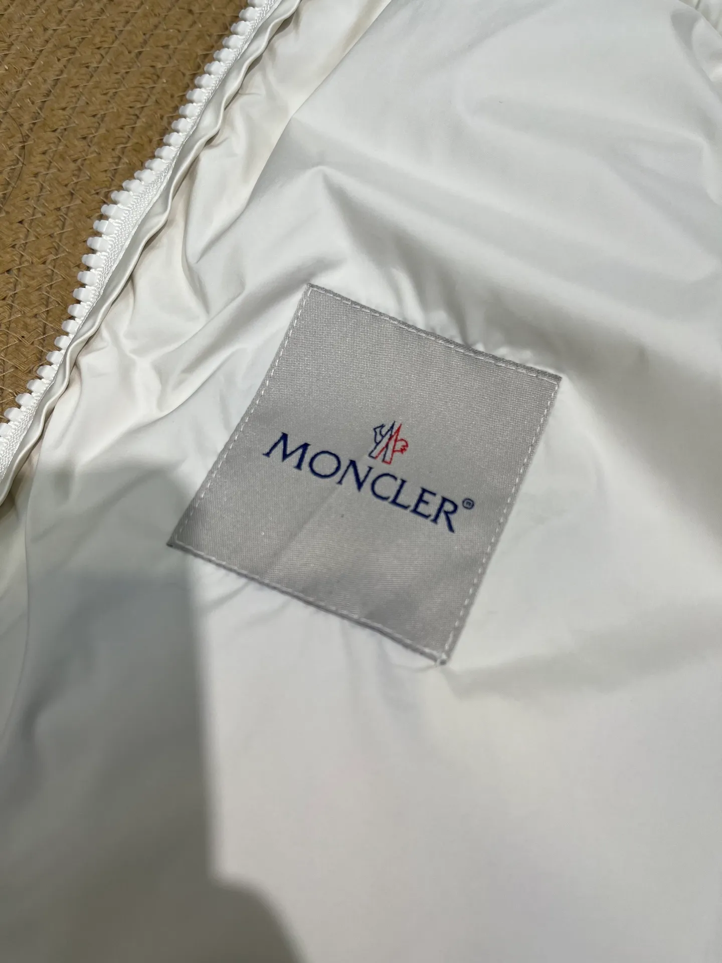 P1000 Moncler🌟New style for autumn and winter. Smooth sheepskin down jacket. Original custom-made imported fabric with soft and delicate texture. High stand-up collar and loose fit. Freely adjustable drawstring waist design. Age-reducing girlish style. Not picky. The fit is casual and super fashionable. Original hardware accessories. Very detailed. Size: 0123