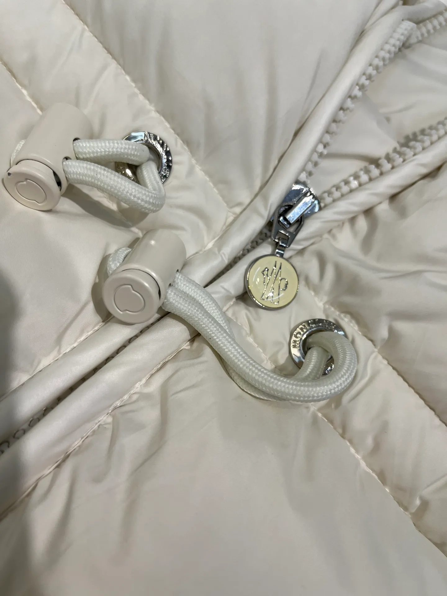 P1000 Moncler🌟New style for autumn and winter. Smooth sheepskin down jacket. Original custom-made imported fabric with soft and delicate texture. High stand-up collar and loose fit. Freely adjustable drawstring waist design. Age-reducing girlish style. Not picky. The fit is casual and super fashionable. Original hardware accessories. Very detailed. Size: 0123