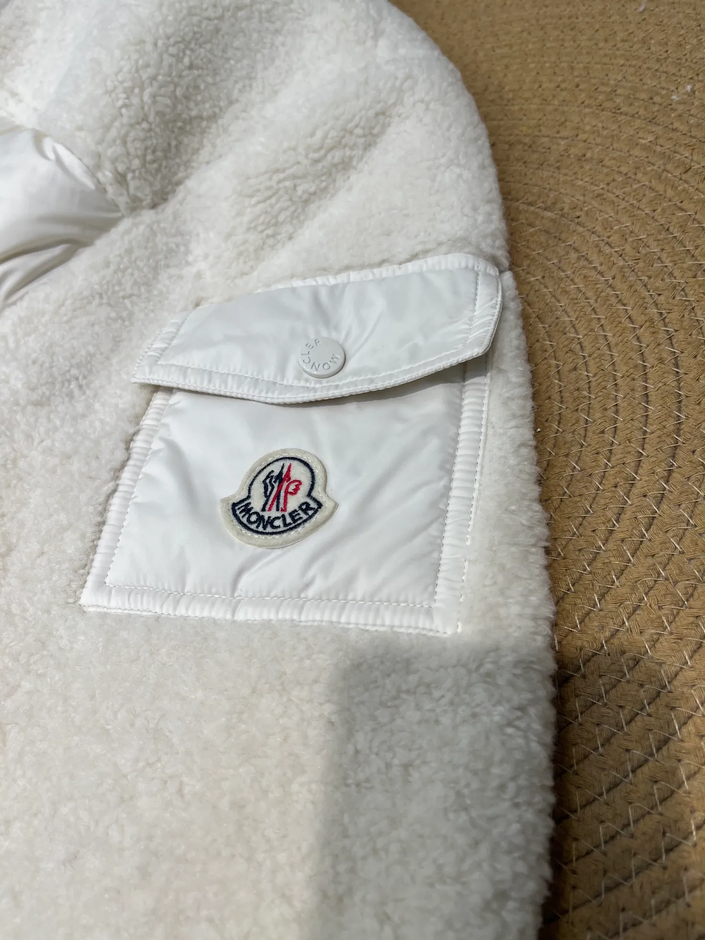 P1000 Moncler🌟New style for autumn and winter. Smooth sheepskin down jacket. Original custom-made imported fabric with soft and delicate texture. High stand-up collar and loose fit. Freely adjustable drawstring waist design. Age-reducing girlish style. Not picky. The fit is casual and super fashionable. Original hardware accessories. Very detailed. Size: 0123